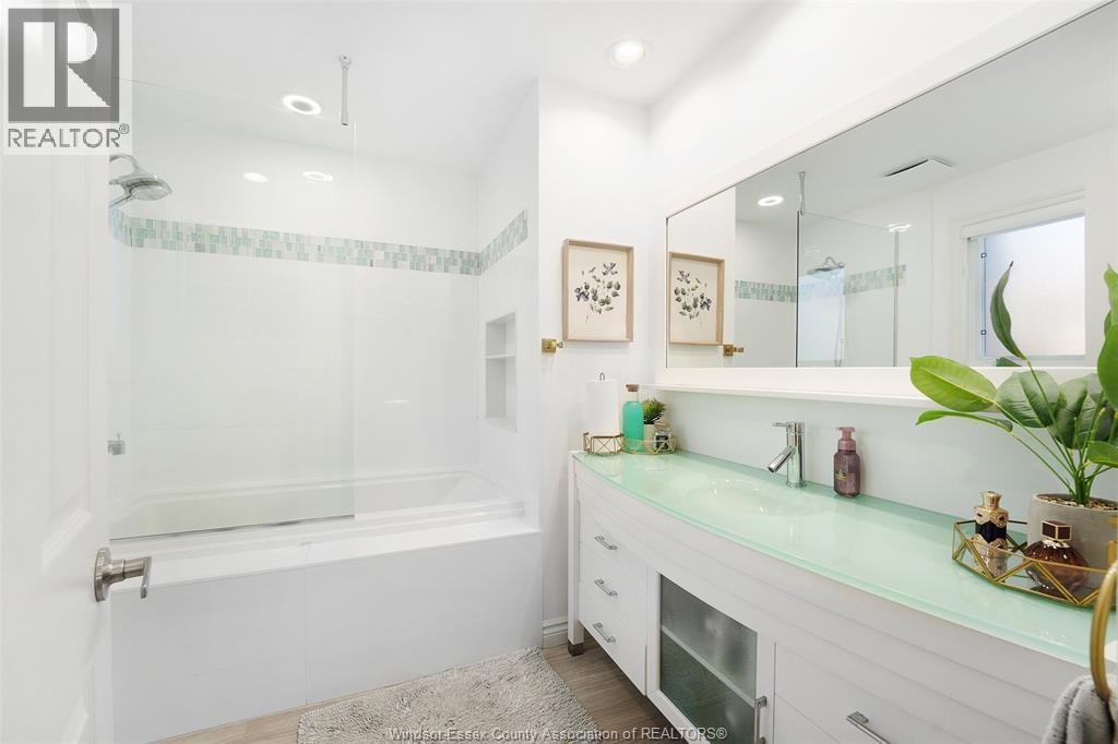 123 Pheasant Run, Lakeshore, ON - Indoor Photo Showing Bathroom