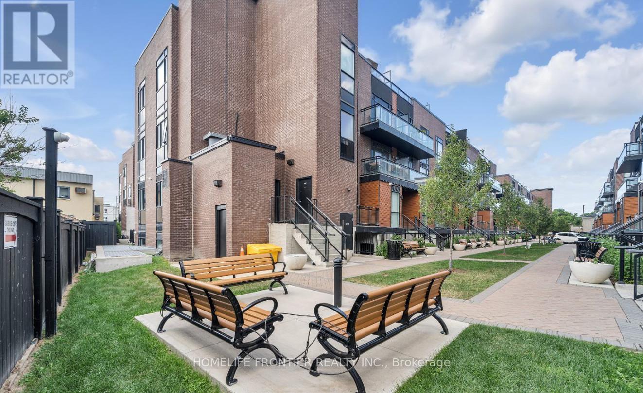 Side of Front Entrance/Courtyard - C1302 - 5299 Highway 7 Road, Vaughan, ON - Outdoor With Balcony