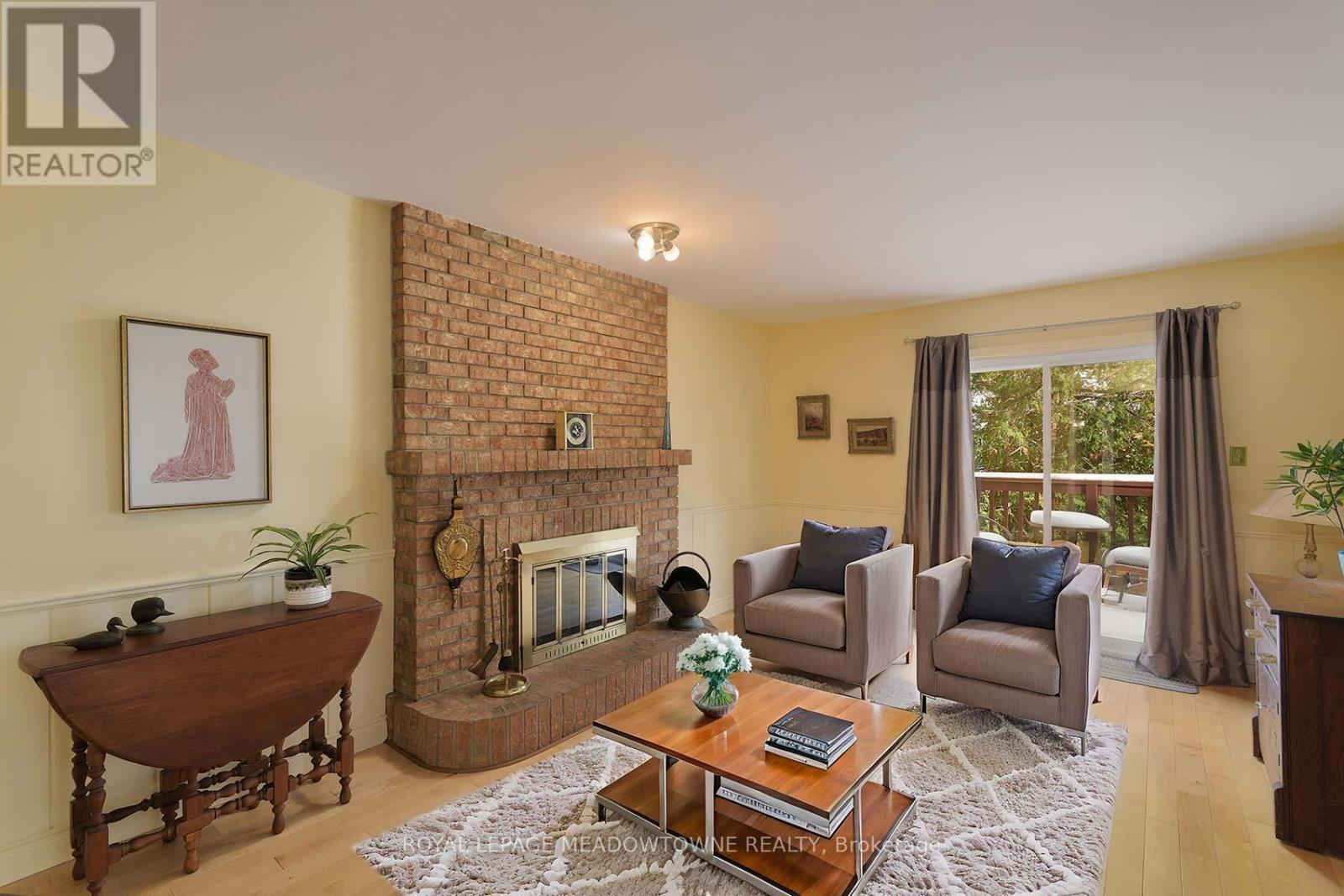 4207 Trapper Crescent, Mississauga, ON - Indoor Photo Showing Living Room With Fireplace