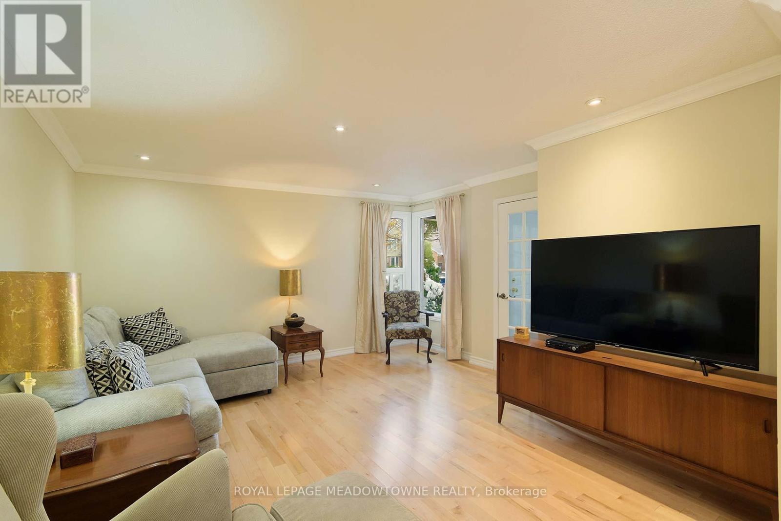 4207 Trapper Crescent, Mississauga, ON - Indoor Photo Showing Living Room