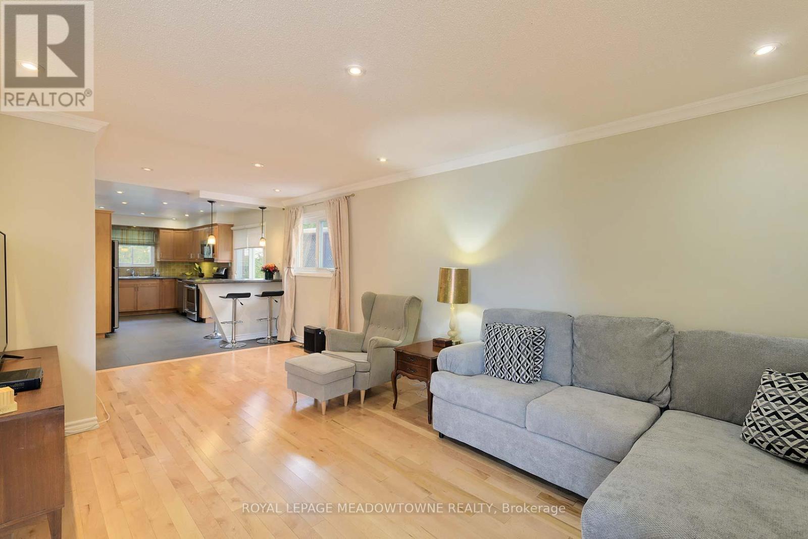 4207 Trapper Crescent, Mississauga, ON - Indoor Photo Showing Living Room