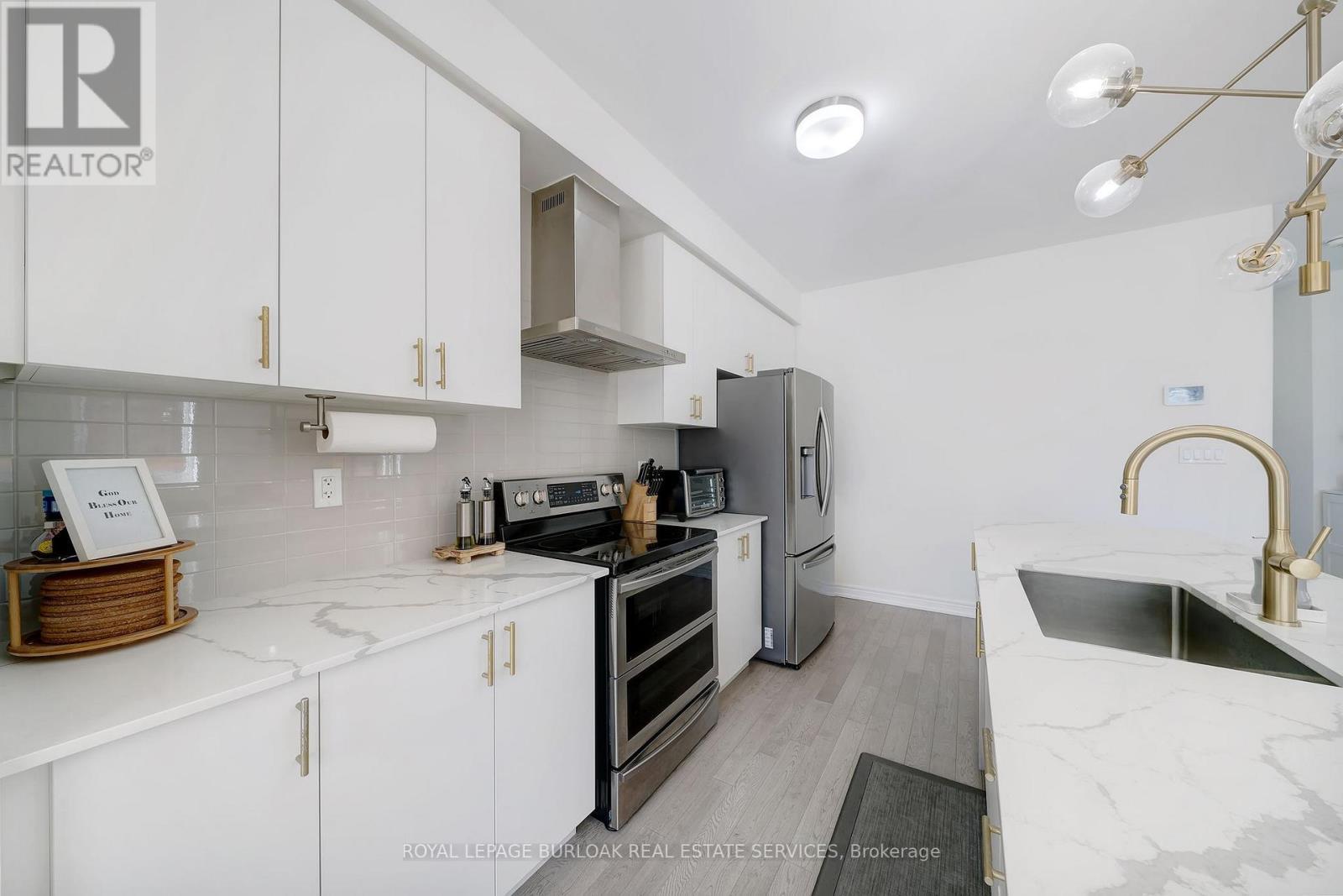 1264 Chee Chee Landing, Milton, ON - Indoor Photo Showing Kitchen
