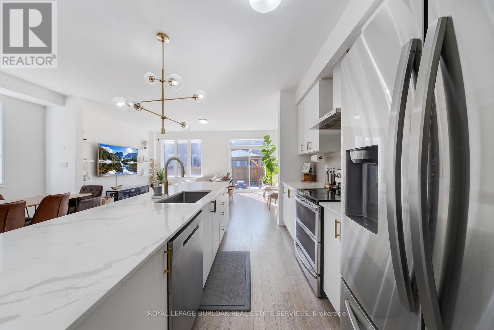 1264 Chee Chee Landing, Milton, ON - Indoor Photo Showing Kitchen With Upgraded Kitchen