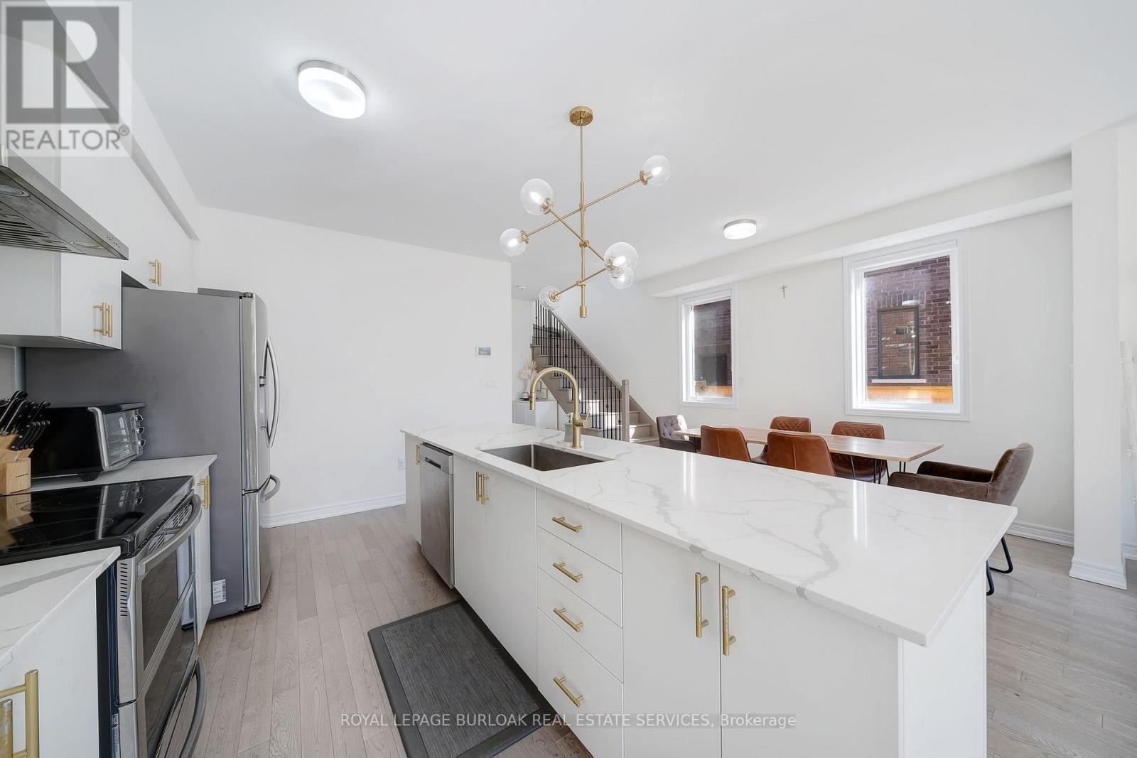 1264 Chee Chee Landing, Milton, ON - Indoor Photo Showing Kitchen With Upgraded Kitchen