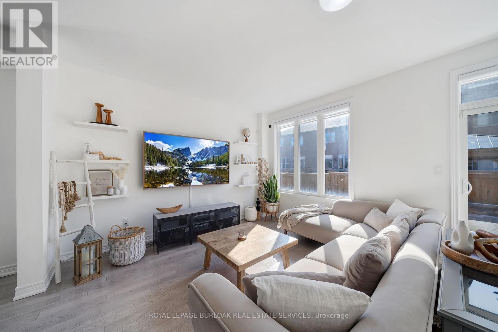1264 Chee Chee Landing, Milton, ON - Indoor Photo Showing Living Room