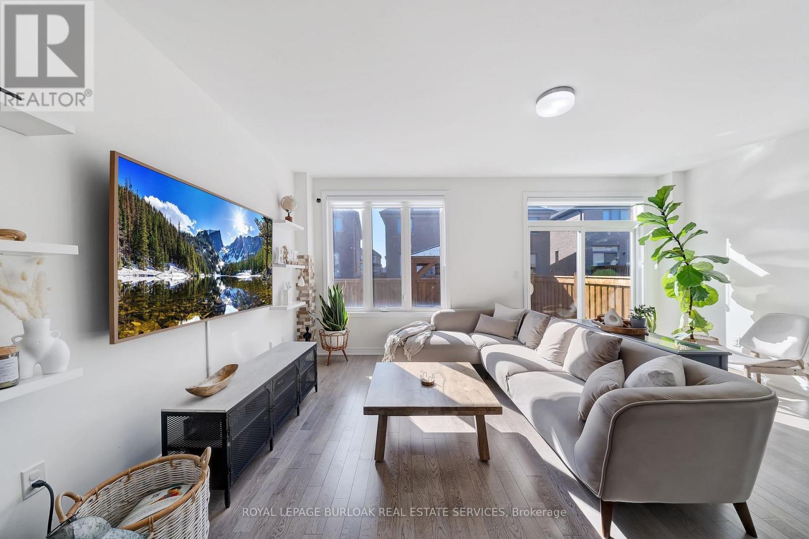 1264 Chee Chee Landing, Milton, ON - Indoor Photo Showing Living Room