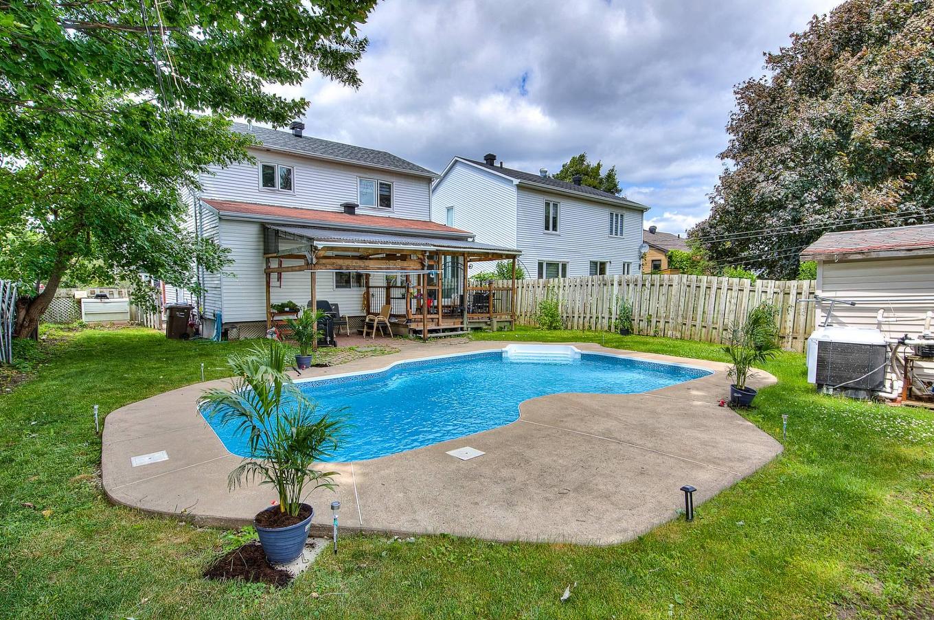 Jardin - 3298 Rue Élodie, Laval (Fabreville), QC - Outdoor With In Ground Pool With Deck Patio Veranda With Backyard