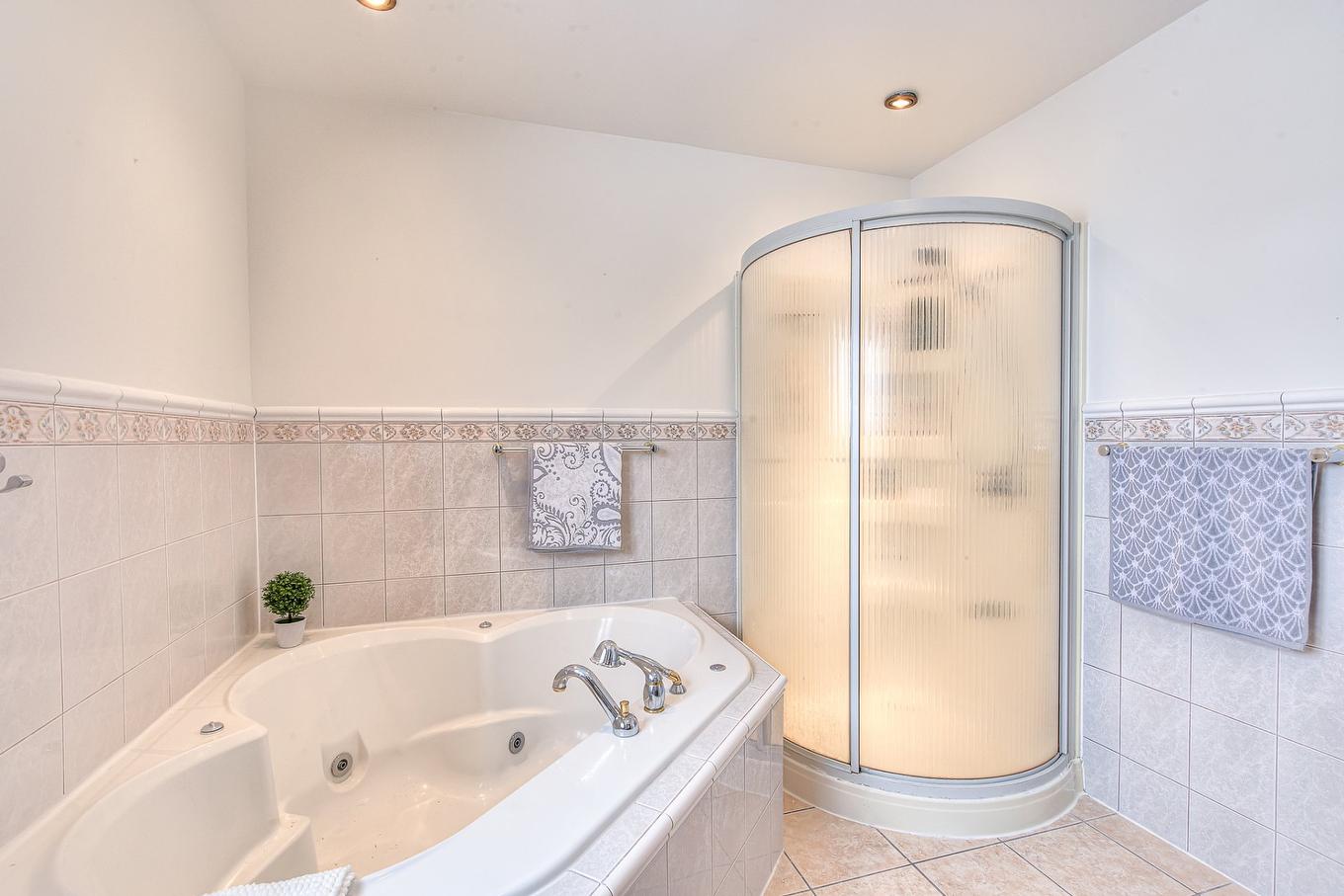 Salle de bains - 3298 Rue Élodie, Laval (Fabreville), QC - Indoor Photo Showing Bathroom