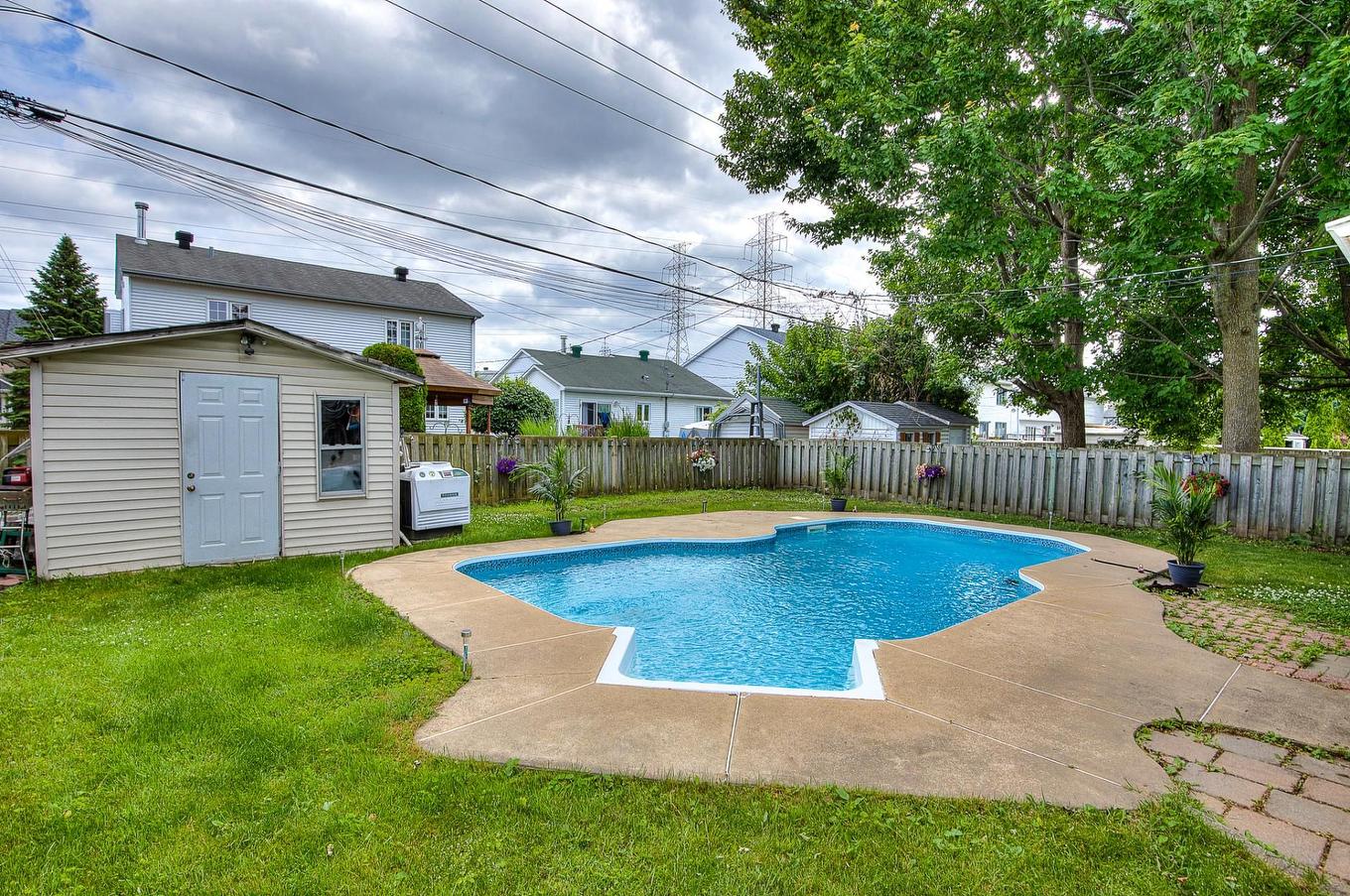Piscine - 3298 Rue Élodie, Laval (Fabreville), QC - Outdoor With In Ground Pool With Backyard