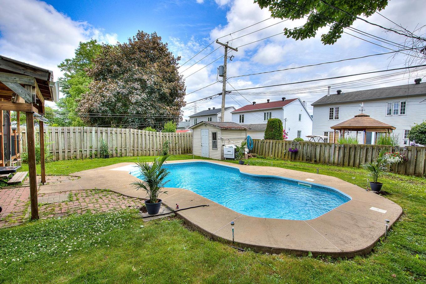 Piscine - 3298 Rue Élodie, Laval (Fabreville), QC - Outdoor With In Ground Pool With Backyard