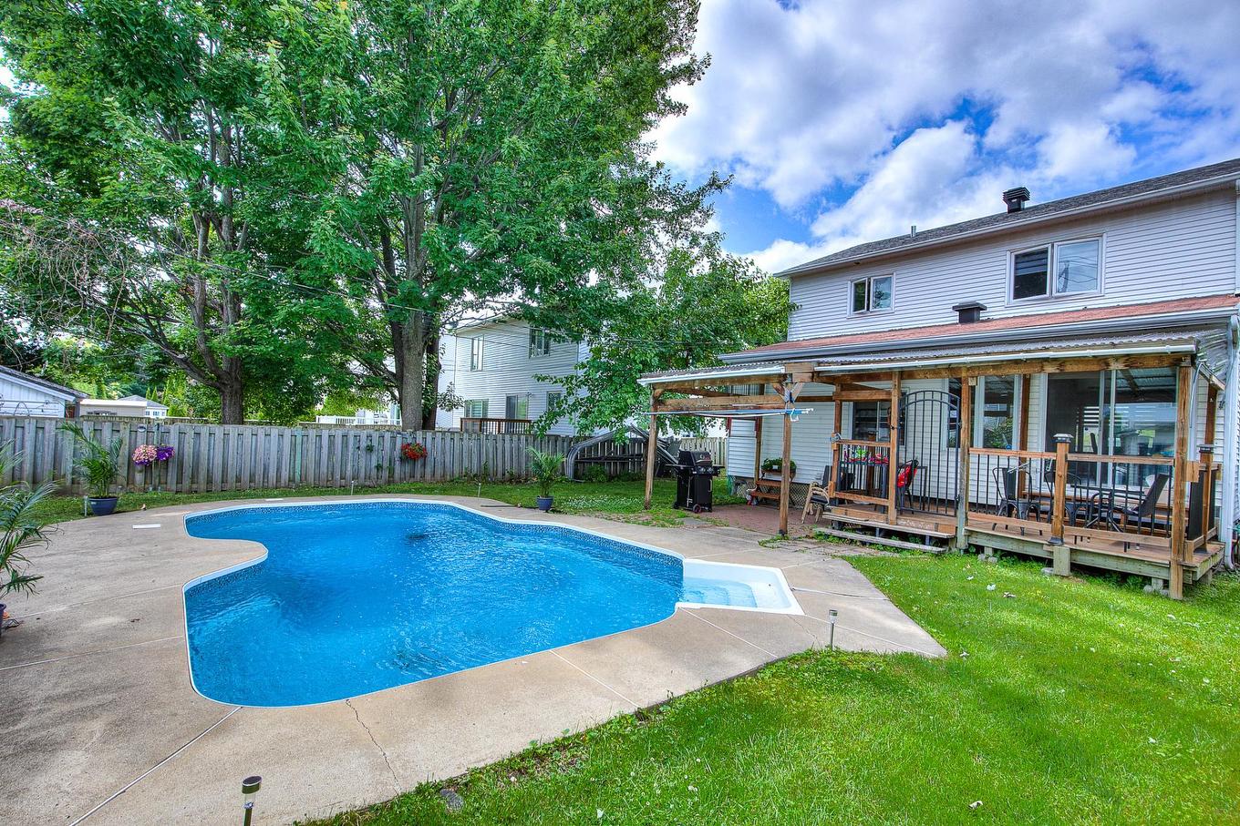 Jardin - 3298 Rue Élodie, Laval (Fabreville), QC - Outdoor With In Ground Pool With Deck Patio Veranda With Backyard