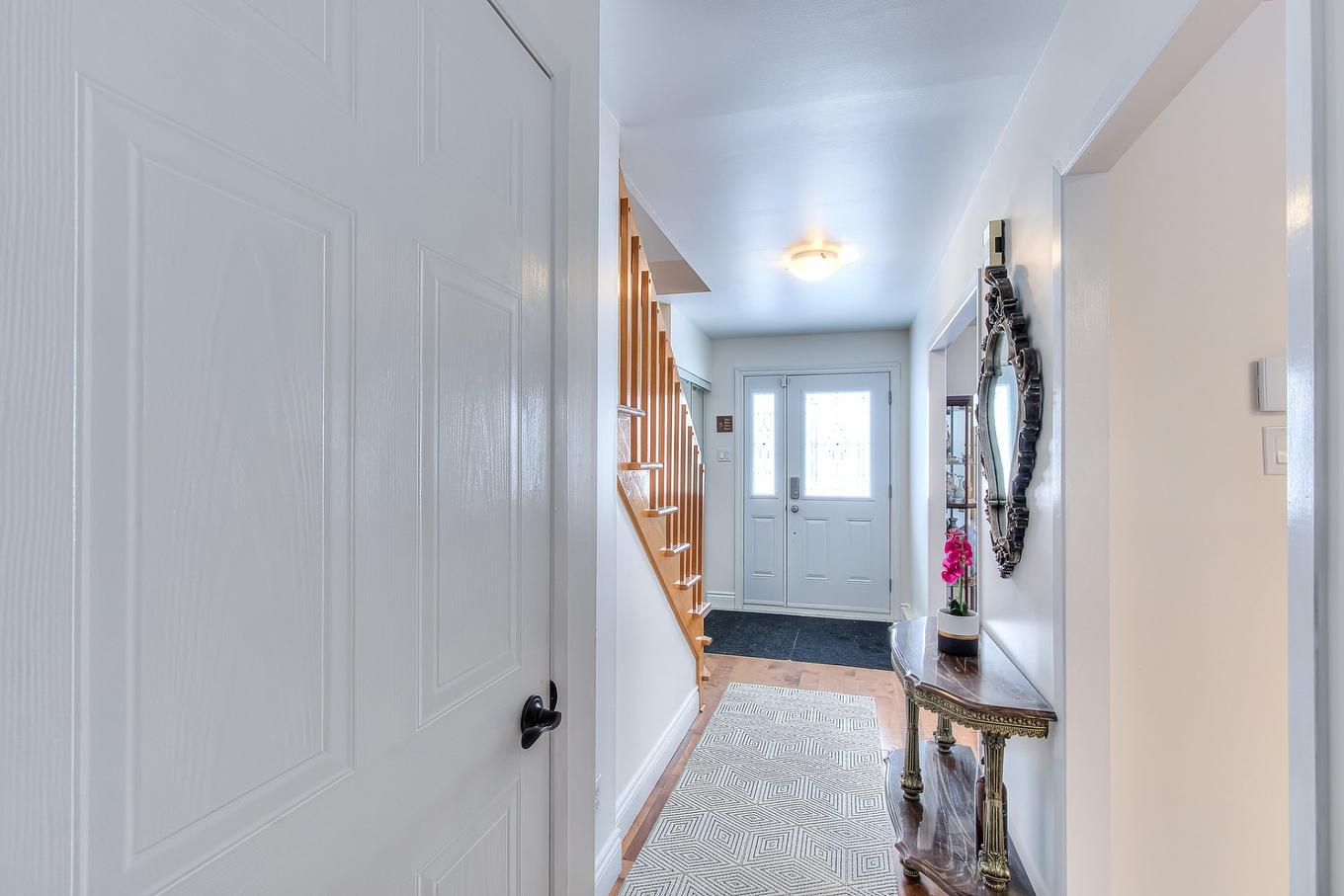 Hall d'entrée/Vestibule - 3298 Rue Élodie, Laval (Fabreville), QC - Indoor Photo Showing Other Room