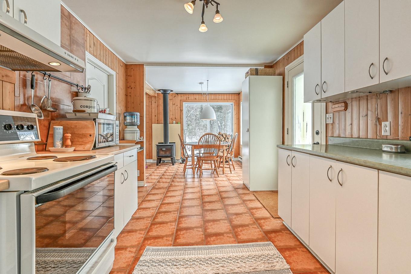 Cuisine - 135 Ch. Bisson N., Amherst, QC - Indoor Photo Showing Kitchen