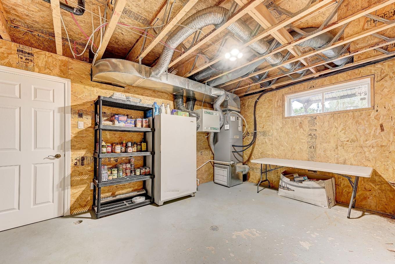 Rangement - 51 Rue Anatole-Touchette, Saint-Jean-Sur-Richelieu, QC - Indoor Photo Showing Basement