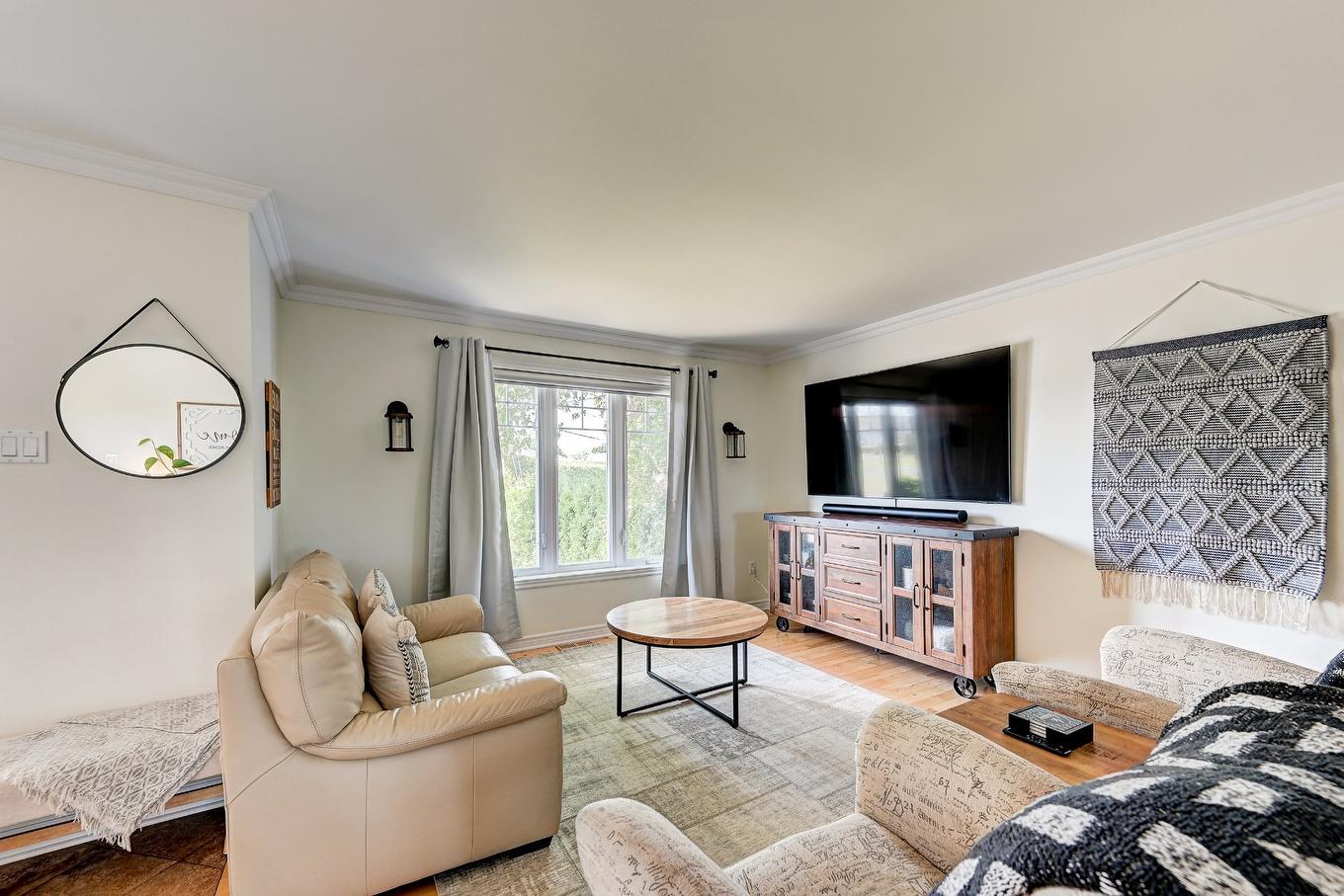 Salon - 51 Rue Anatole-Touchette, Saint-Jean-Sur-Richelieu, QC - Indoor Photo Showing Living Room