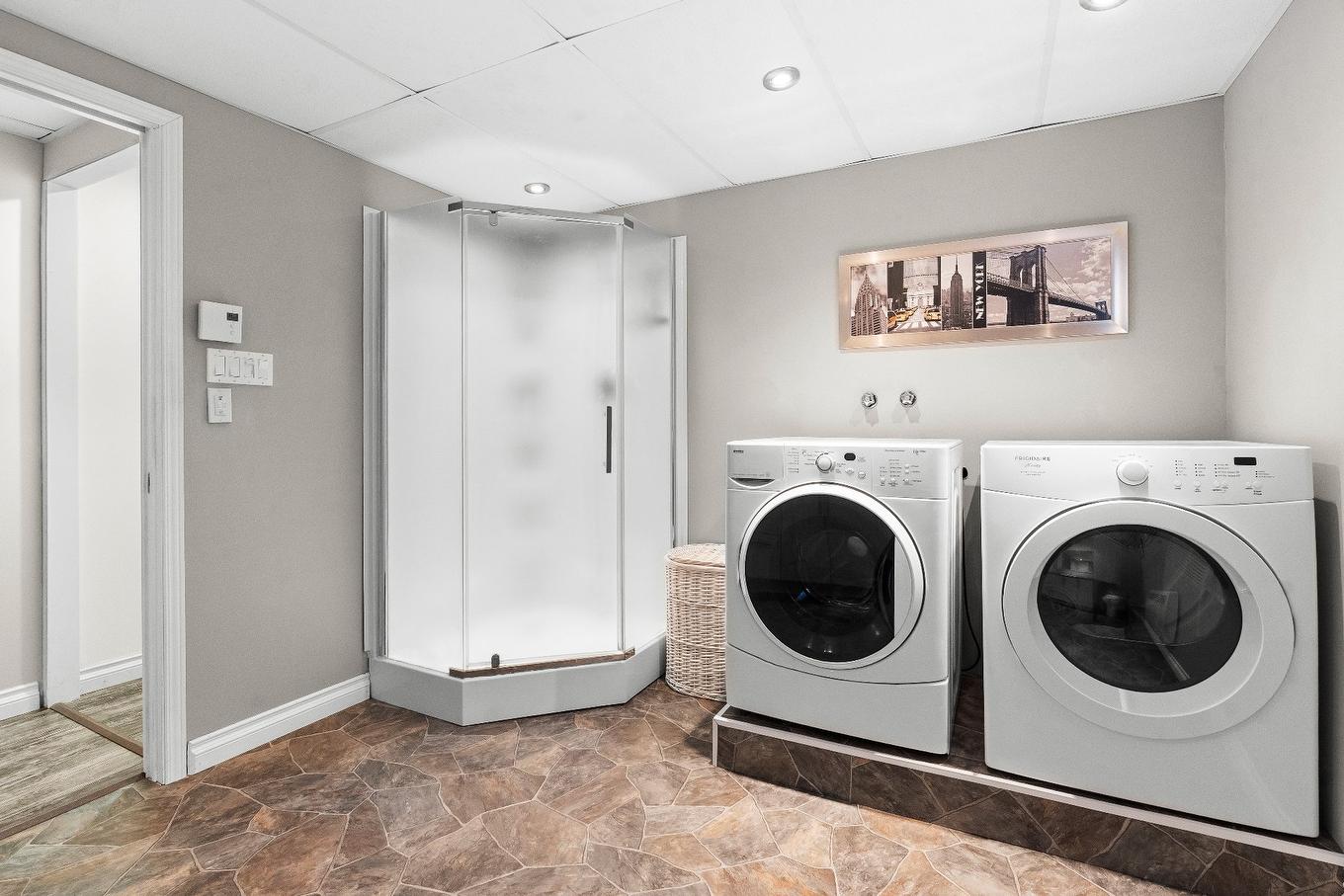 Salle de bains - 112 Rue Des Laquiers, Lévis (Desjardins), QC - Indoor Photo Showing Laundry Room