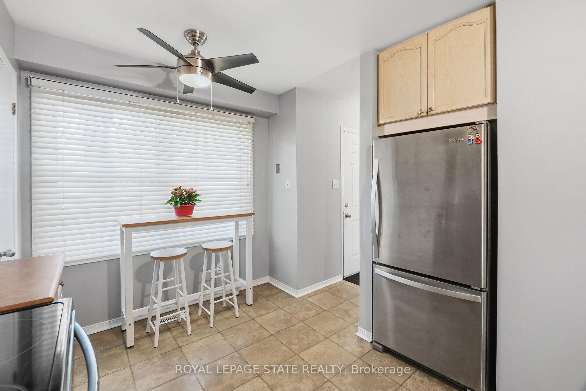 9-55 Kerman Avenue, Grimsby, ON - Indoor Photo Showing Dining Room