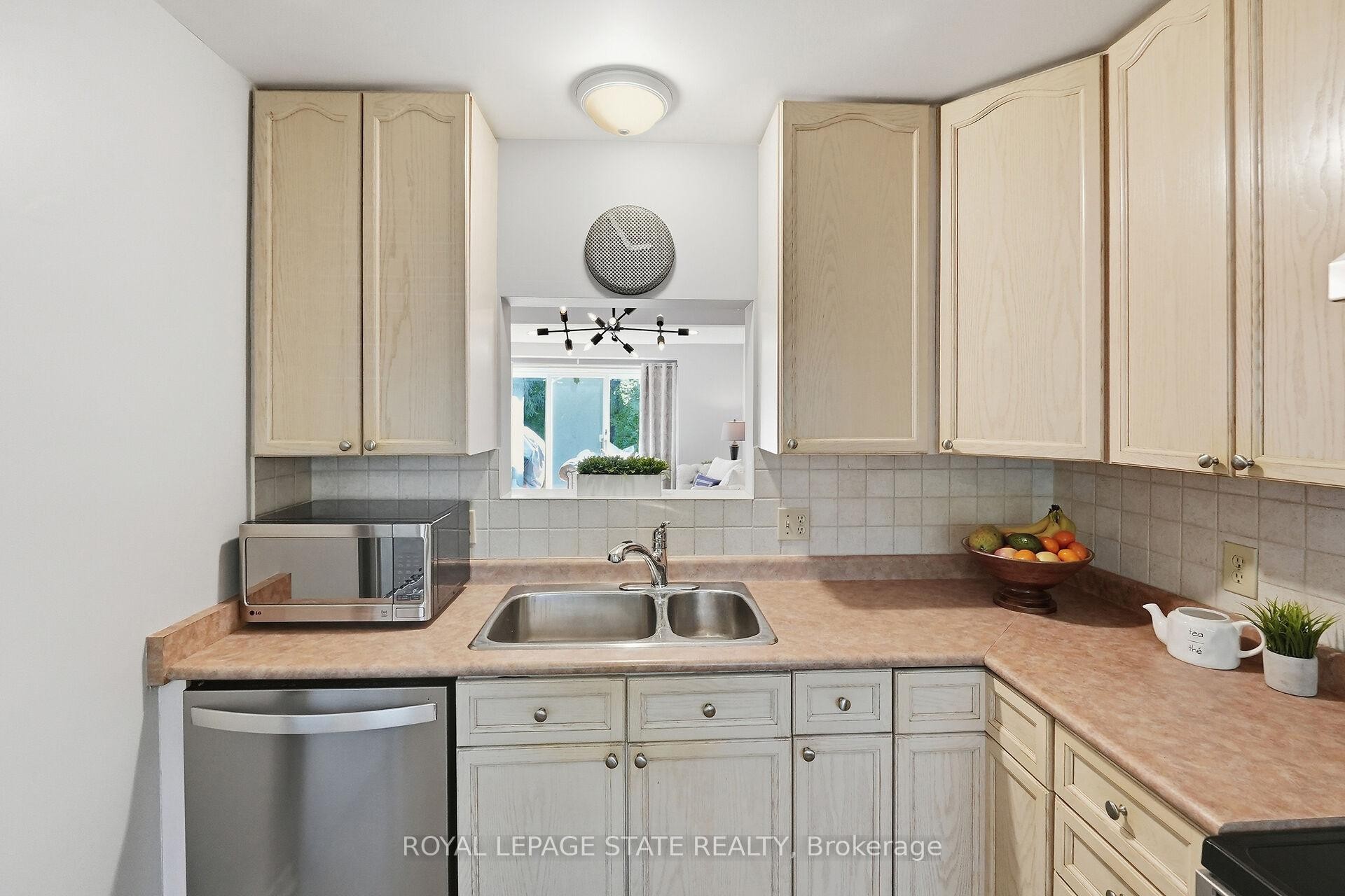 9-55 Kerman Avenue, Grimsby, ON - Indoor Photo Showing Kitchen With Double Sink