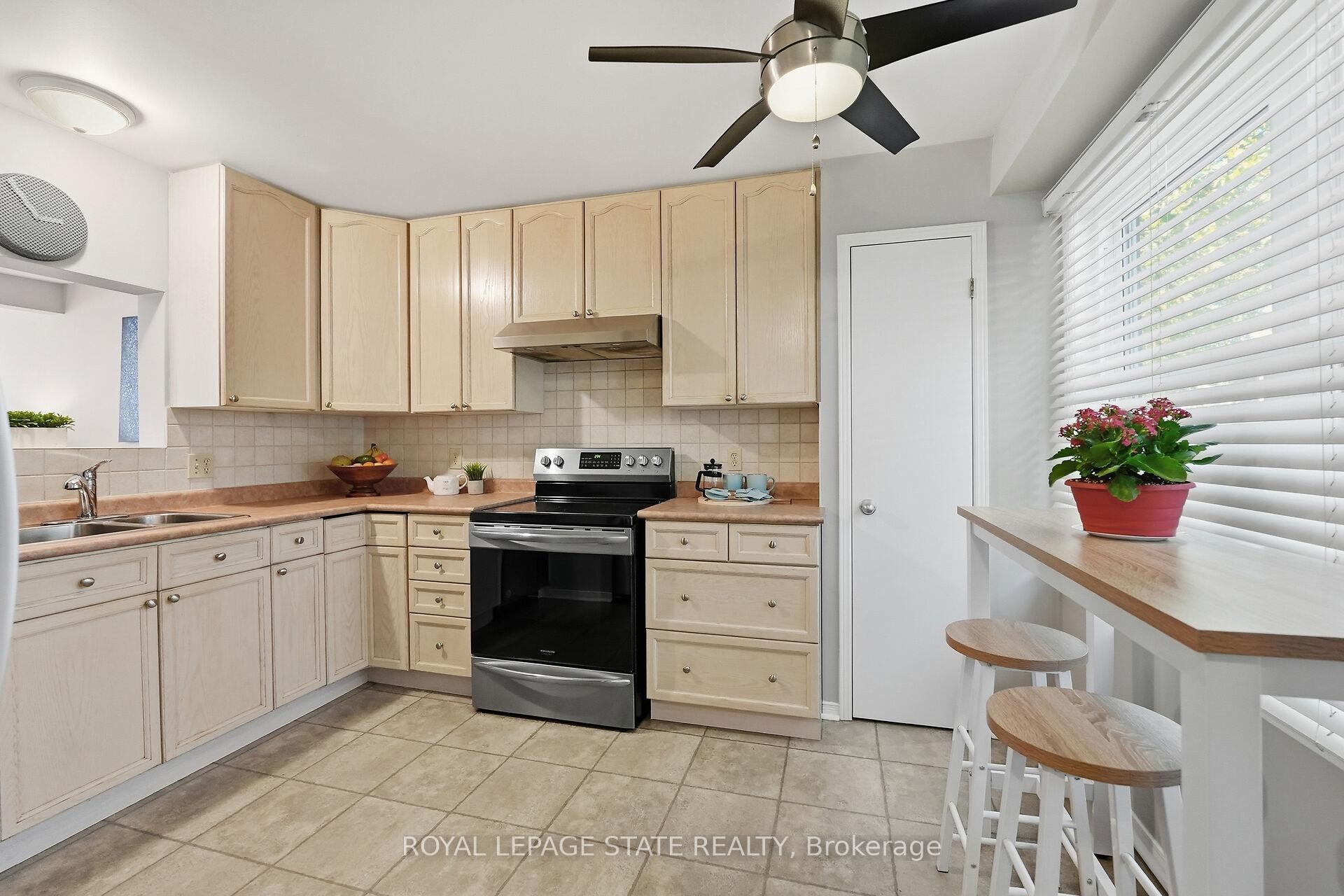 9-55 Kerman Avenue, Grimsby, ON - Indoor Photo Showing Kitchen With Double Sink
