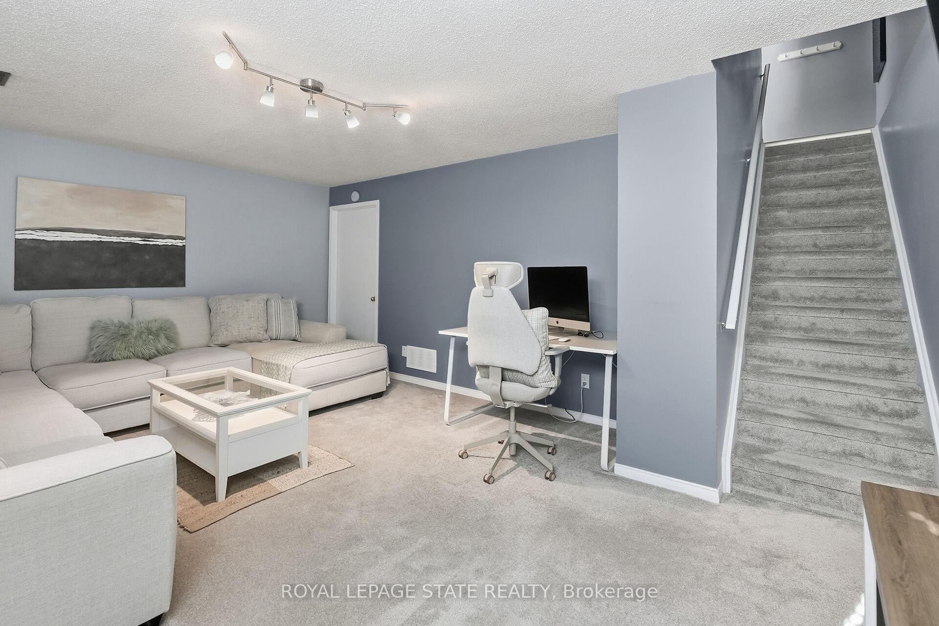 9-55 Kerman Avenue, Grimsby, ON - Indoor Photo Showing Living Room
