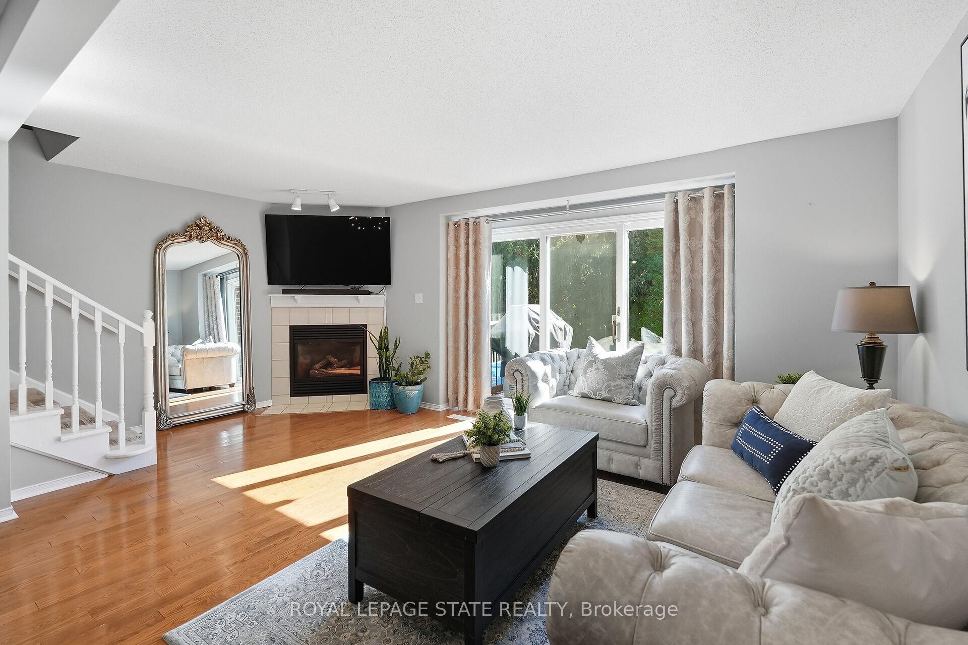 9-55 Kerman Avenue, Grimsby, ON - Indoor Photo Showing Living Room With Fireplace
