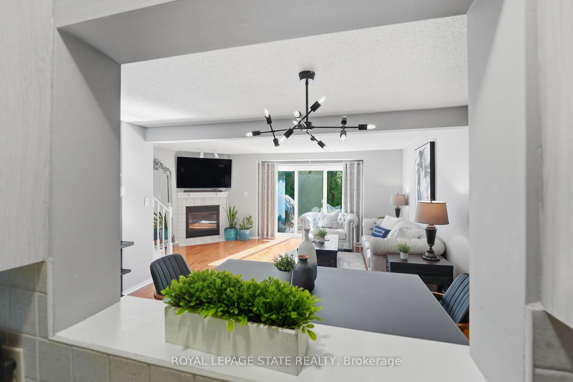 9-55 Kerman Avenue, Grimsby, ON - Indoor With Fireplace