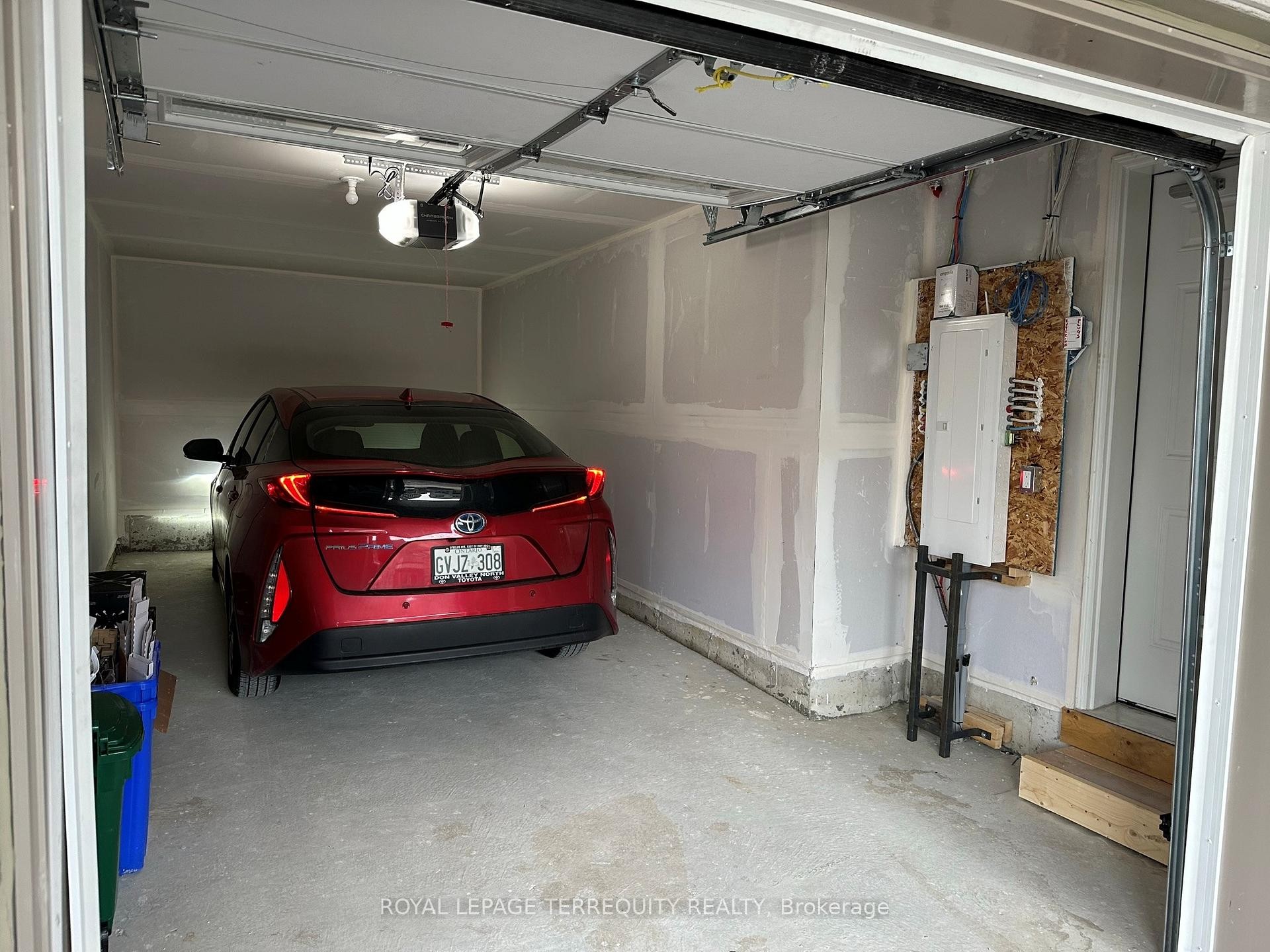 69 Therma Crescent, Markham, ON - Indoor Photo Showing Garage