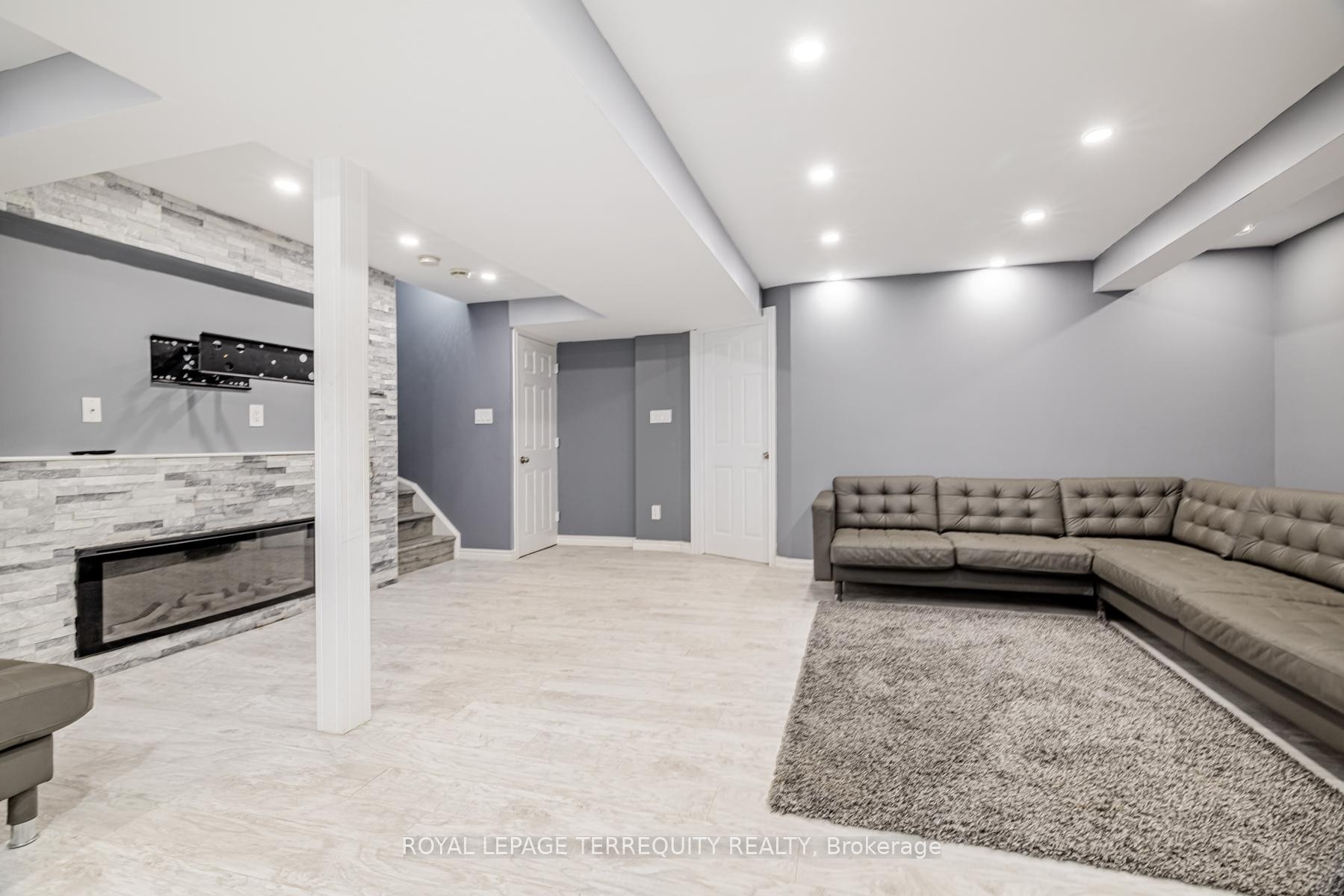 Bsmt-60 Kaitlin Drive, Richmond Hill, ON - Indoor With Fireplace