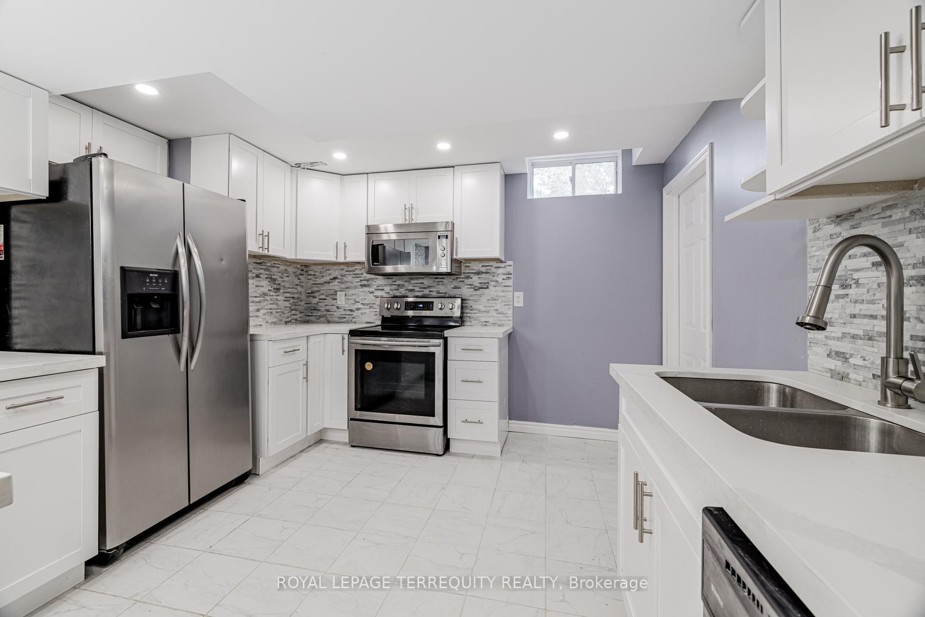 Bsmt-60 Kaitlin Drive, Richmond Hill, ON - Indoor Photo Showing Kitchen With Double Sink