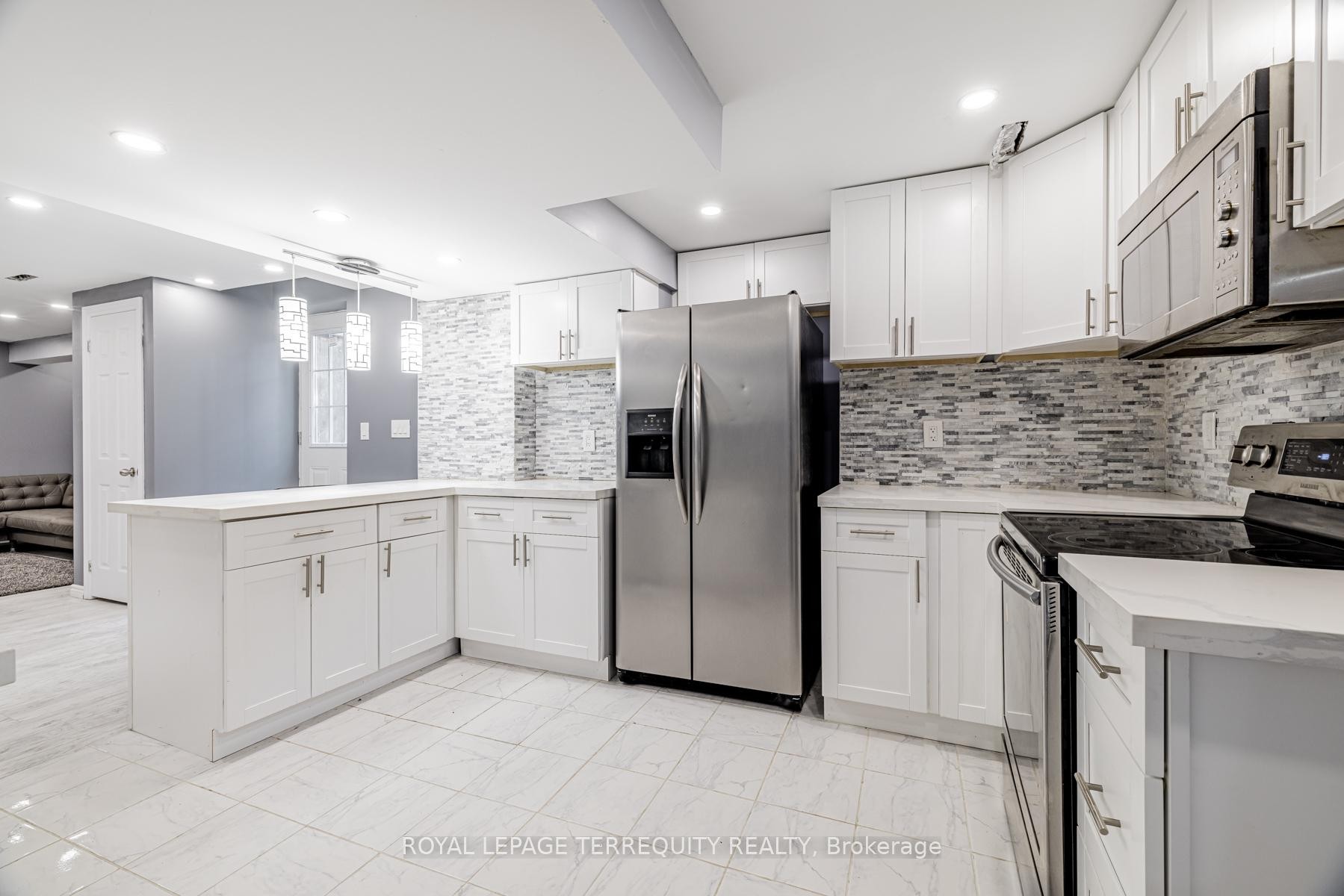 Bsmt-60 Kaitlin Drive, Richmond Hill, ON - Indoor Photo Showing Kitchen With Upgraded Kitchen