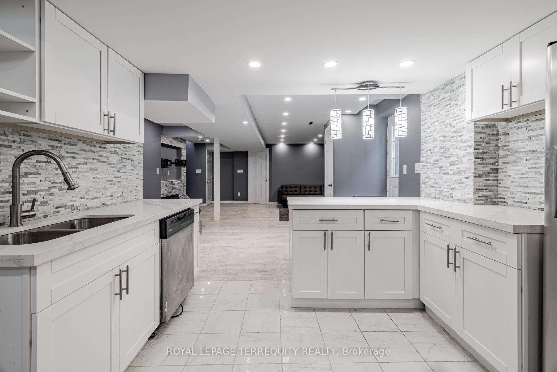 Bsmt-60 Kaitlin Drive, Richmond Hill, ON - Indoor Photo Showing Kitchen With Double Sink With Upgraded Kitchen
