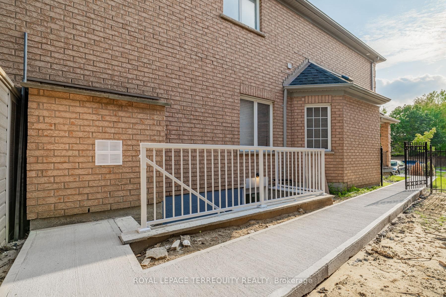 Bsmt-60 Kaitlin Drive, Richmond Hill, ON - Outdoor With Exterior