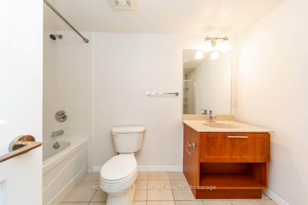 512-120 Dallimore Circle, Toronto, ON - Indoor Photo Showing Bathroom