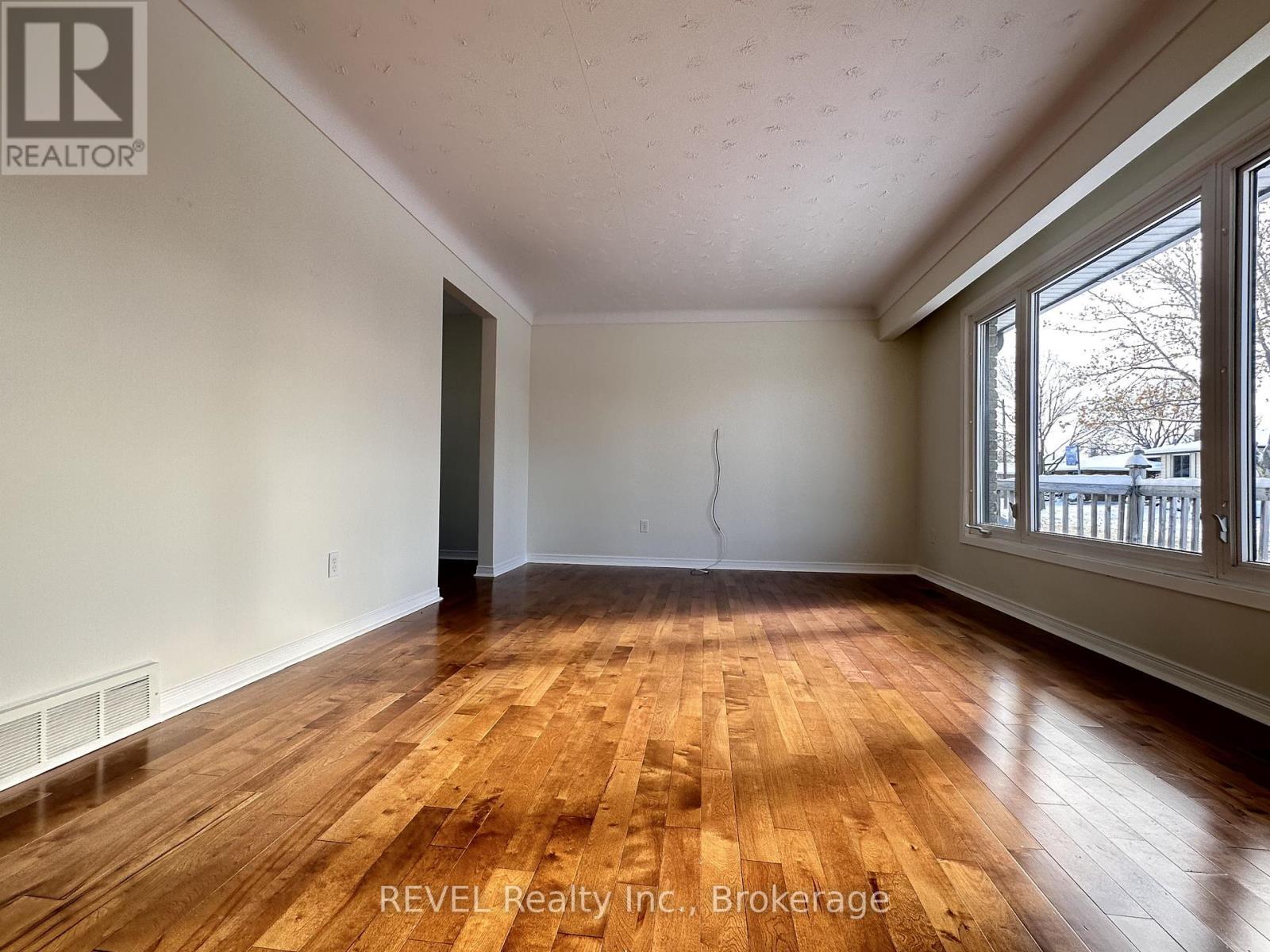 Upper - 7109 Jill Drive, Niagara Falls (Marineland), ON - Indoor Photo Showing Other Room