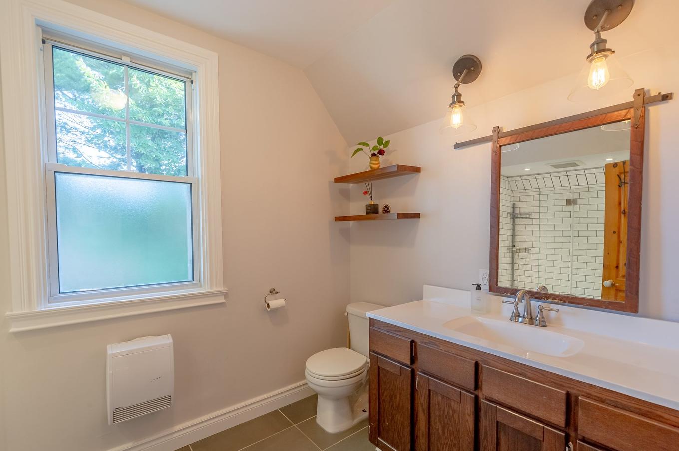 Bathroom - 85 Rue Regent, Longueuil (Greenfield Park), QC - Indoor Photo Showing Bathroom