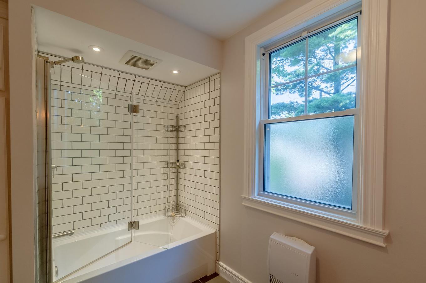 Bathroom - 85 Rue Regent, Longueuil (Greenfield Park), QC - Indoor Photo Showing Bathroom