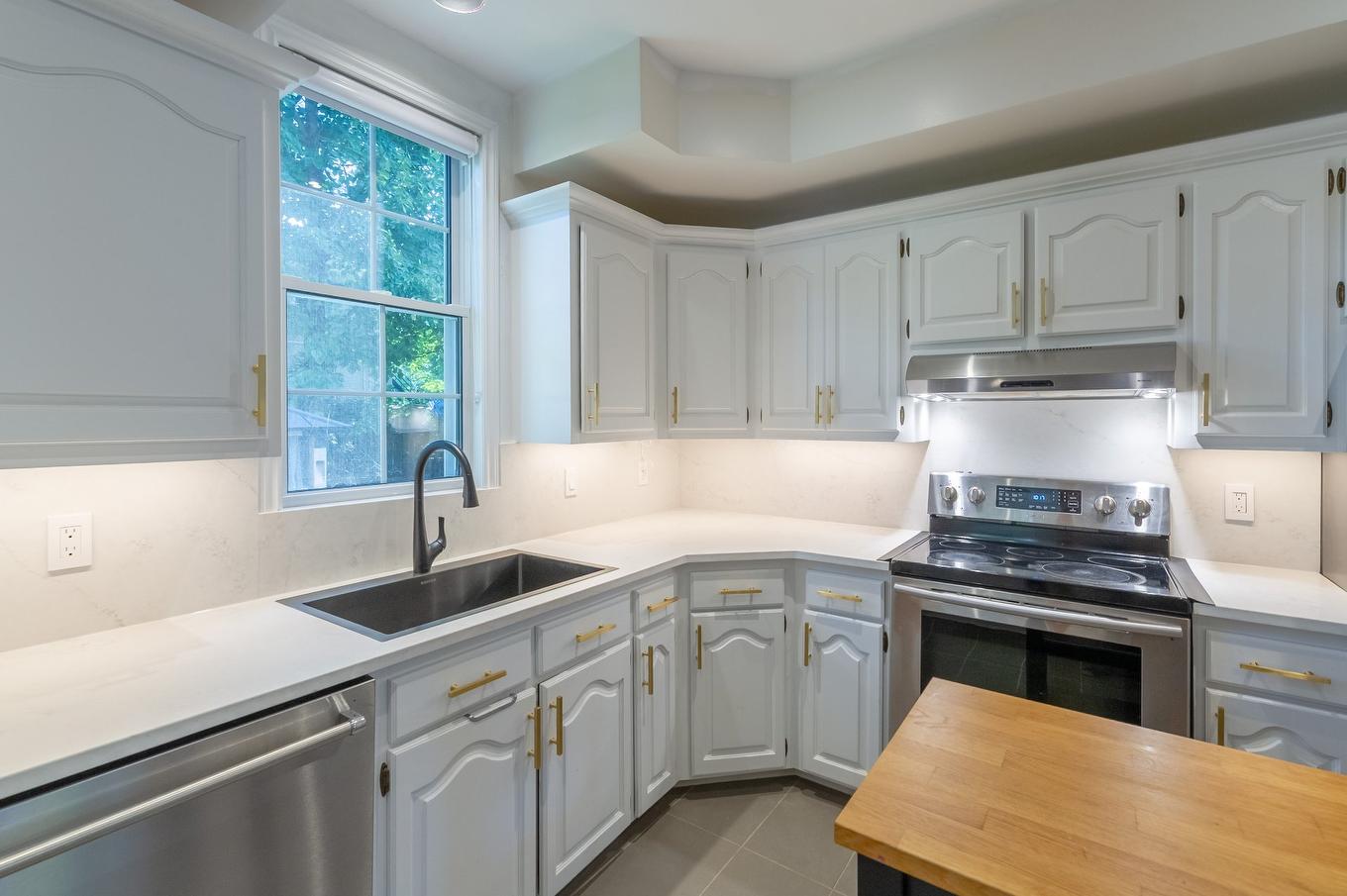 Kitchen - 85 Rue Regent, Longueuil (Greenfield Park), QC - Indoor Photo Showing Kitchen With Upgraded Kitchen