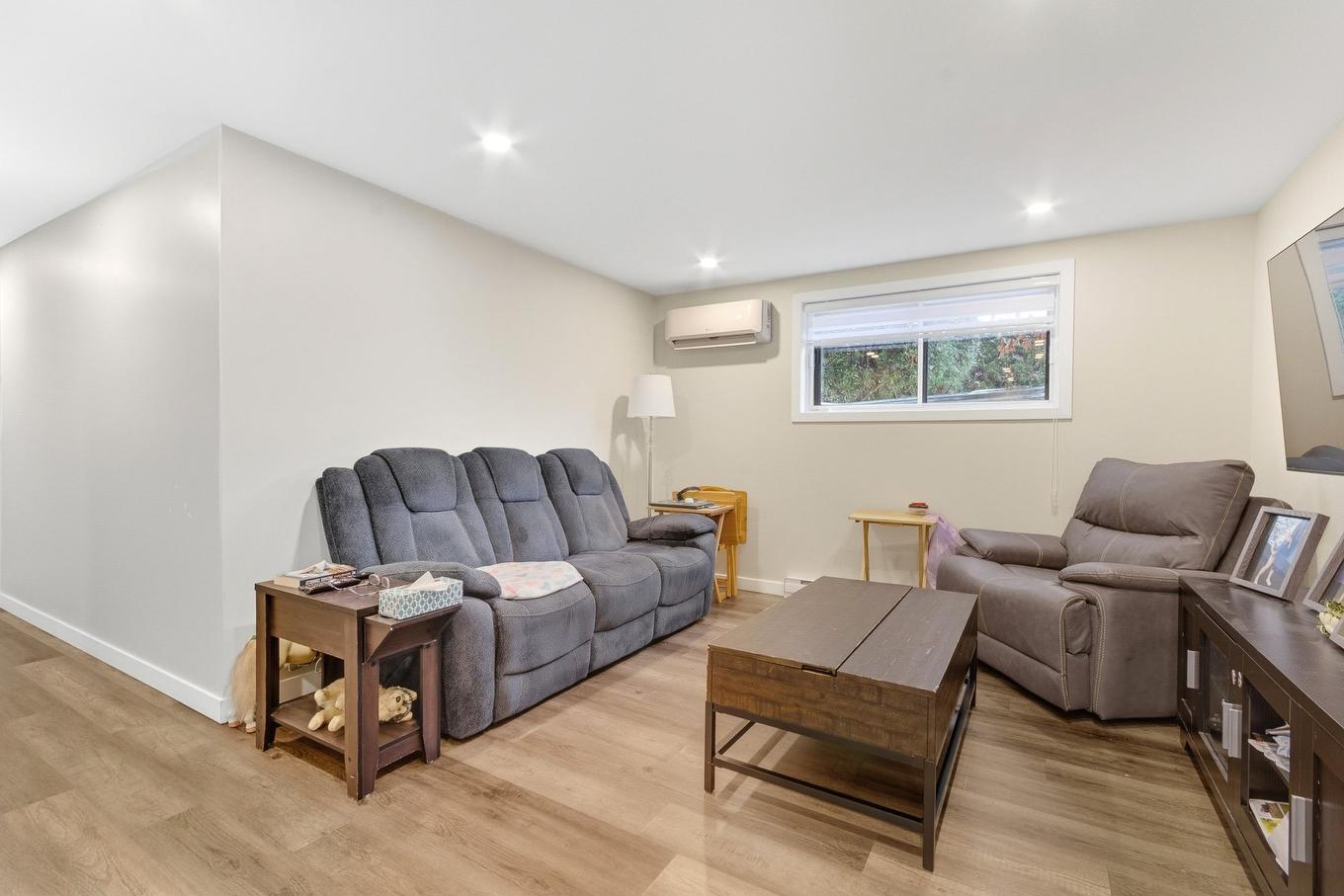 Salon - 6641 Ch. Forest, Terrebonne (La Plaine), QC - Indoor