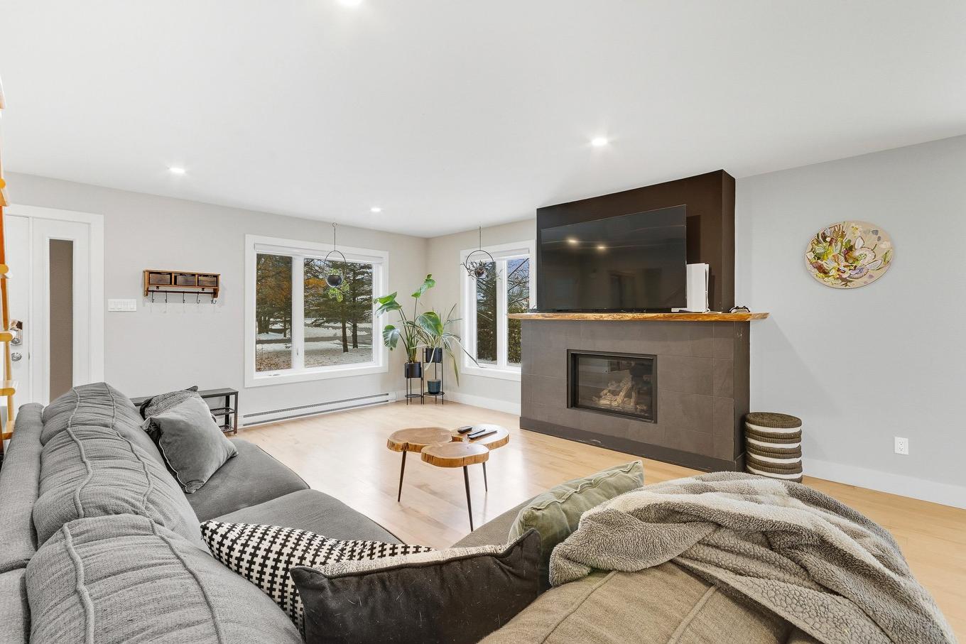 Salon - 6641 Ch. Forest, Terrebonne (La Plaine), QC - Indoor Photo Showing Living Room With Fireplace