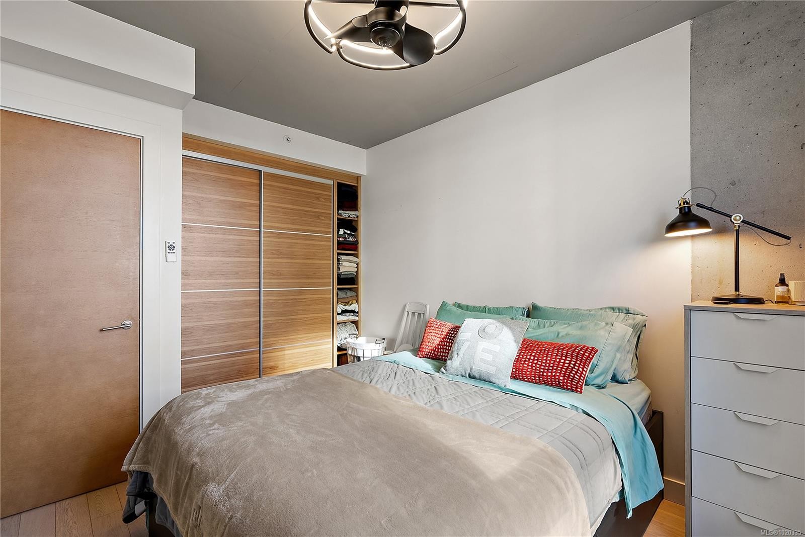 604-989 Johnson St, Victoria, BC - Indoor Photo Showing Bedroom