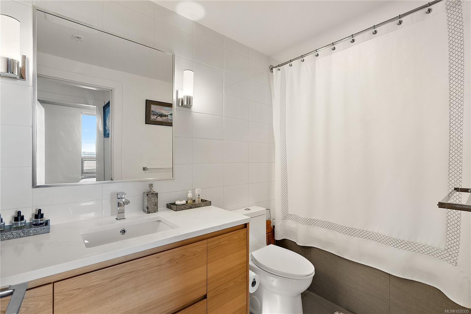 604-989 Johnson St, Victoria, BC - Indoor Photo Showing Bathroom