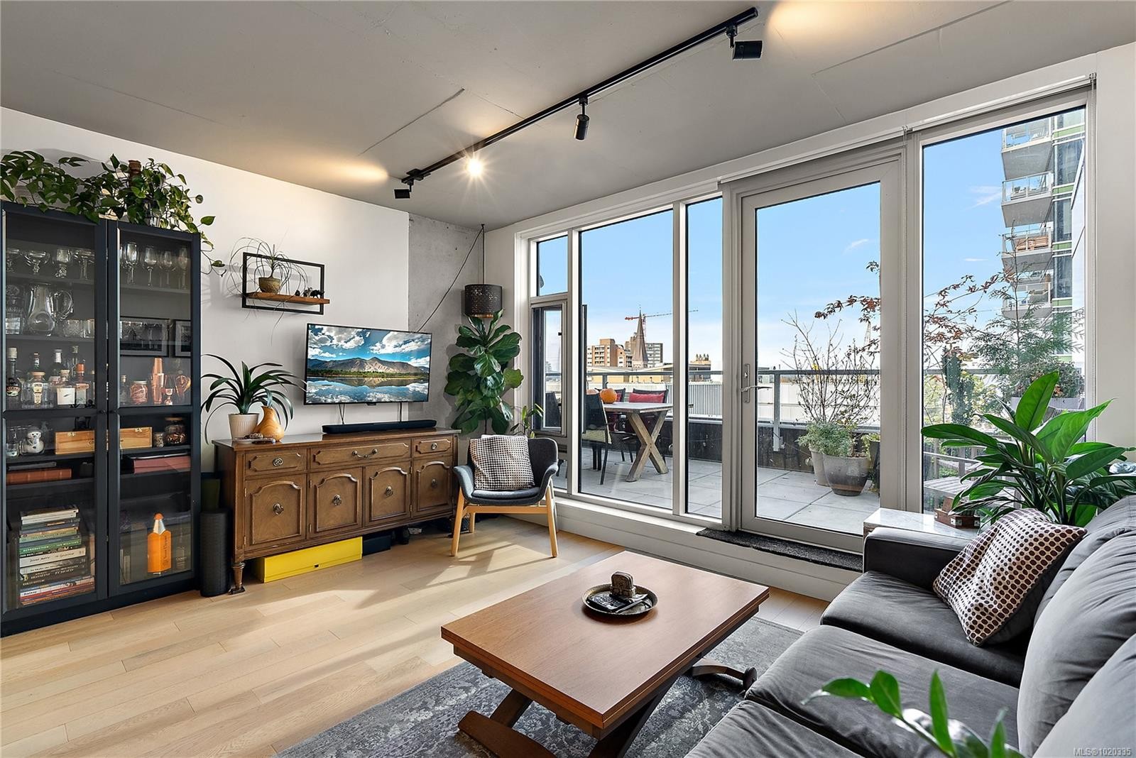 604-989 Johnson St, Victoria, BC - Indoor Photo Showing Living Room