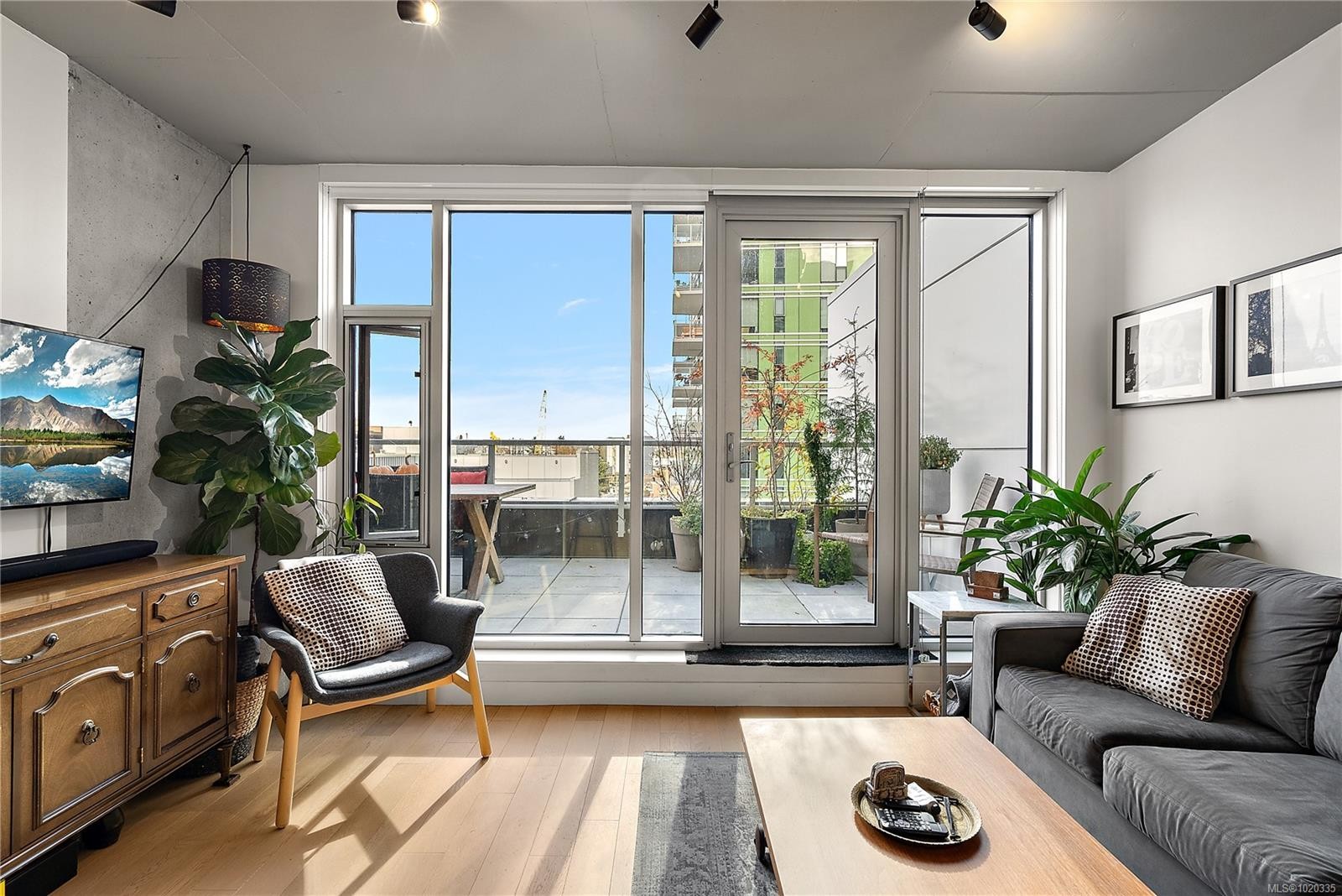 604-989 Johnson St, Victoria, BC - Indoor Photo Showing Living Room