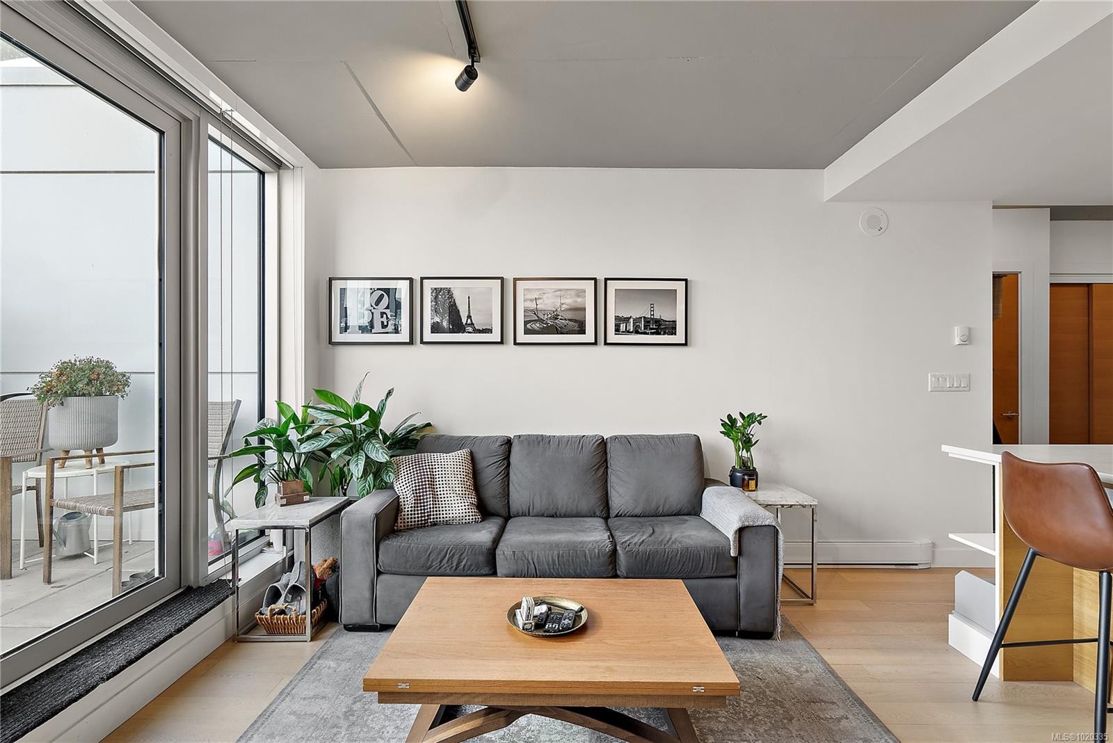 604-989 Johnson St, Victoria, BC - Indoor Photo Showing Living Room