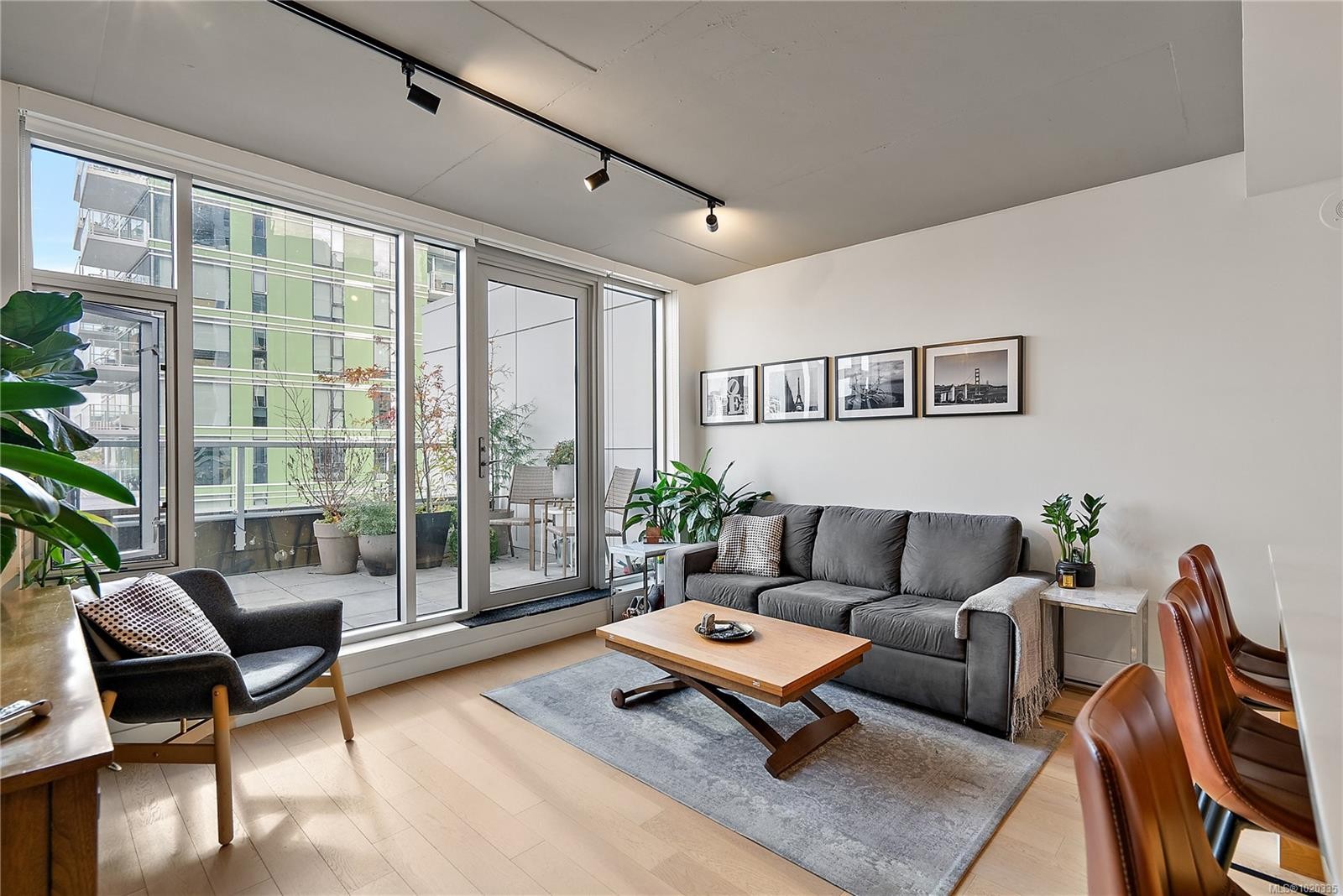 604-989 Johnson St, Victoria, BC - Indoor Photo Showing Living Room