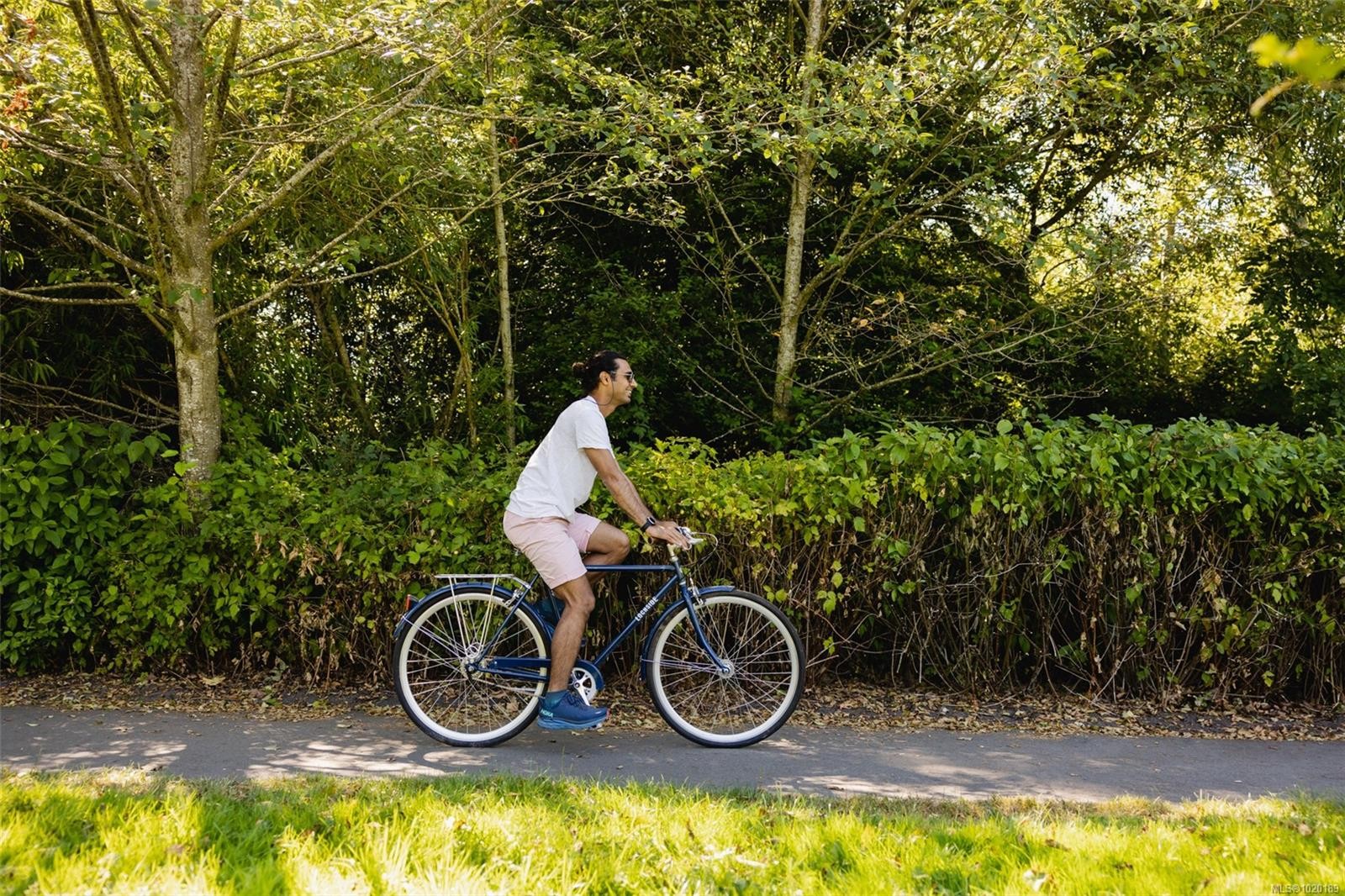 102-3226 Shelbourne St, Saanich, BC - Outdoor