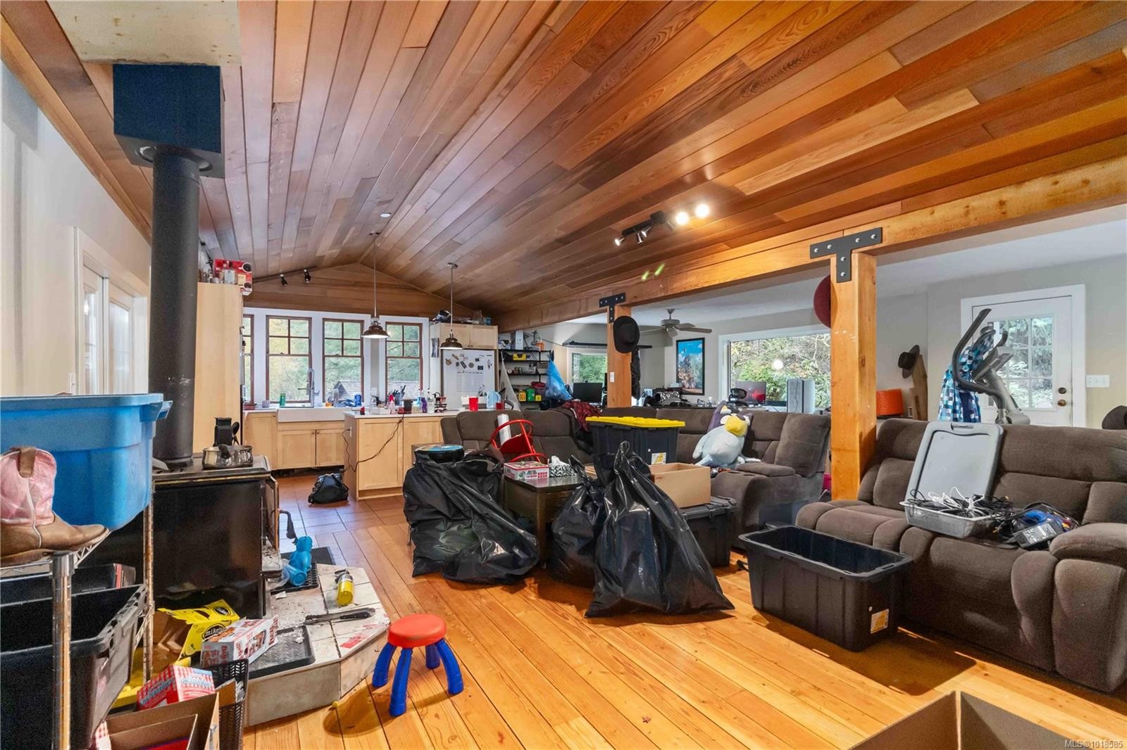 660 Millstream Lake Rd, Highlands, BC