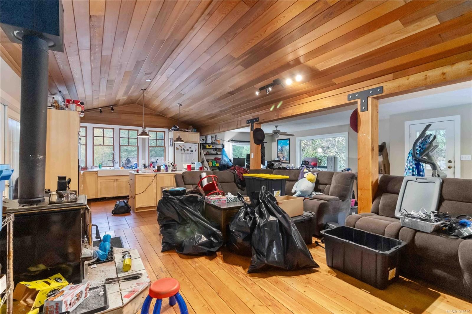 660 Millstream Lake Rd, Highlands, BC