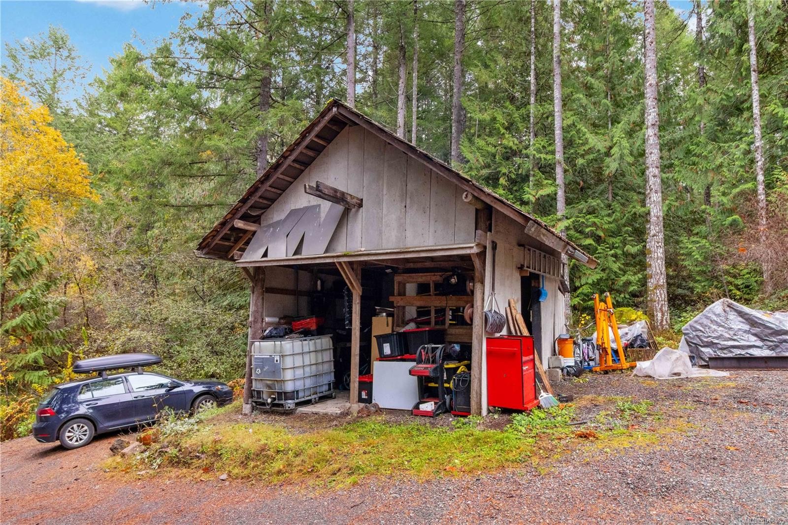 660 Millstream Lake Rd, Highlands, BC