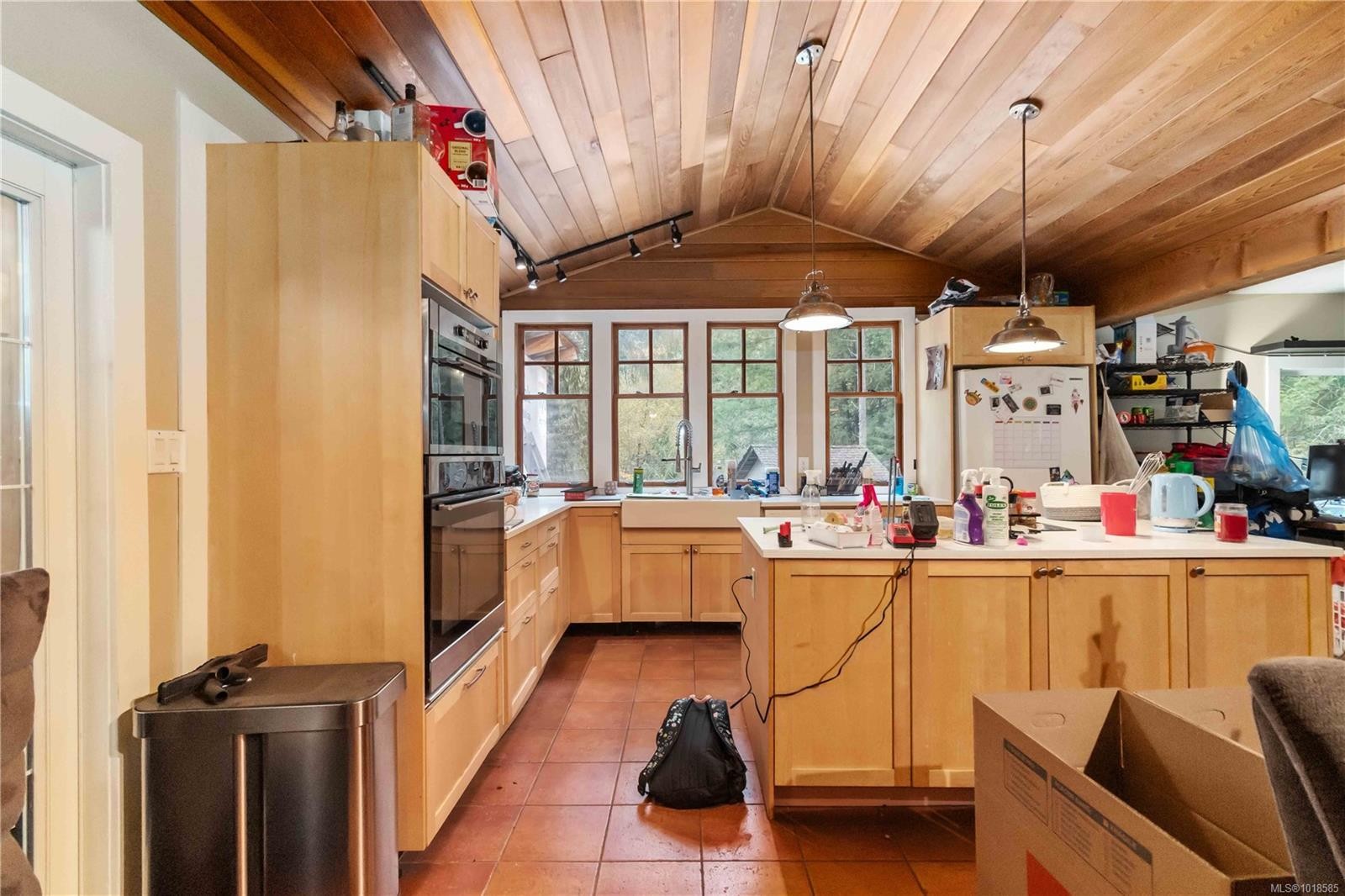 660 Millstream Lake Rd, Highlands, BC